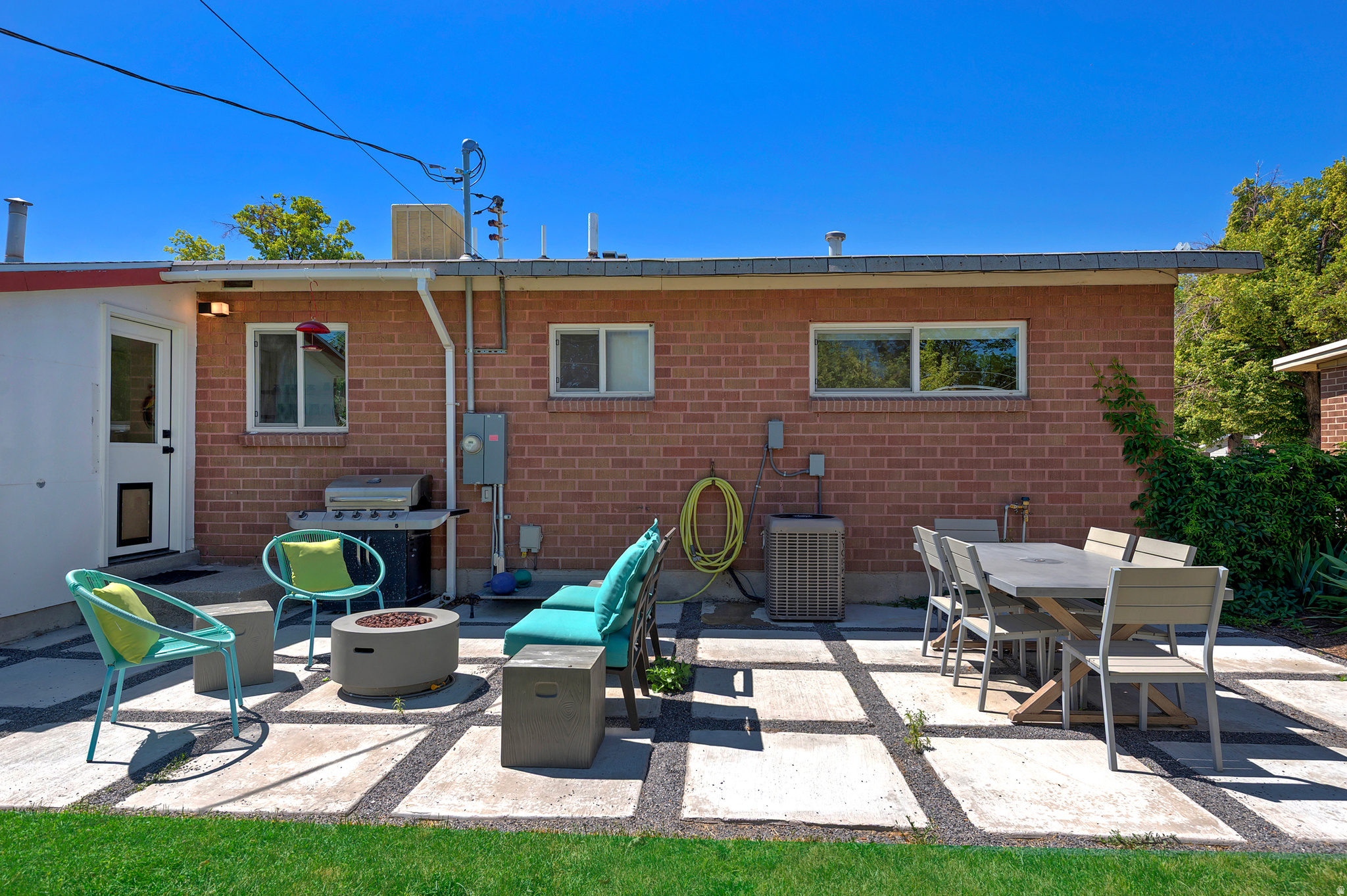 1374 W DUPONT AVE