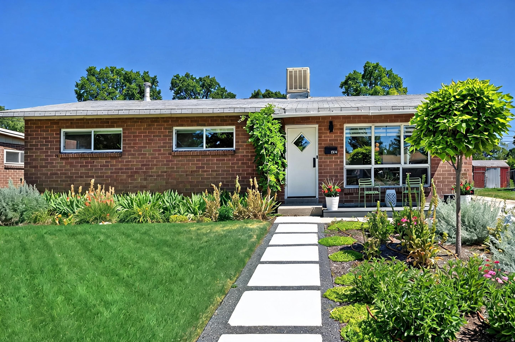 1374 W DUPONT AVE