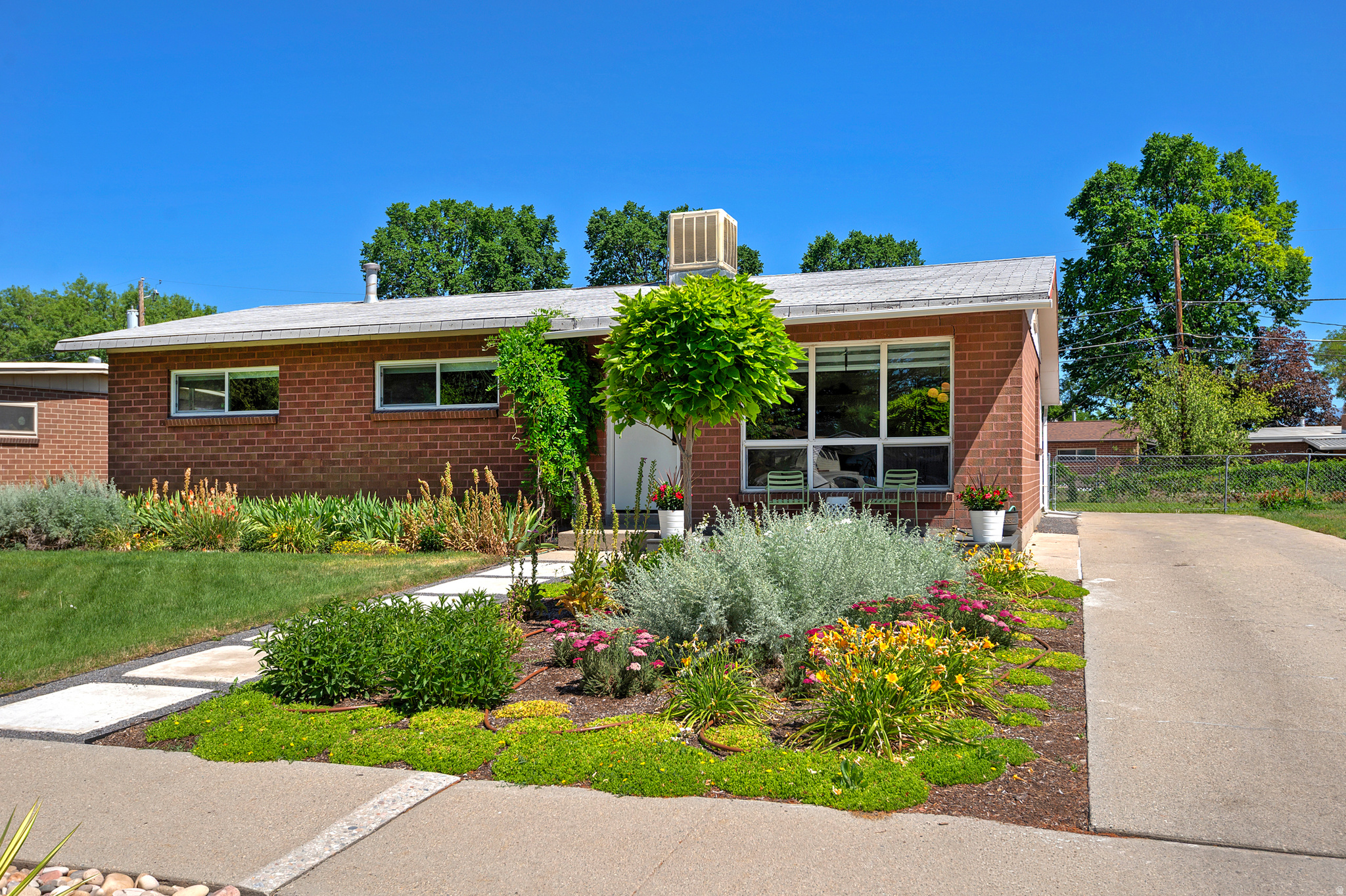 1374 W DUPONT AVE