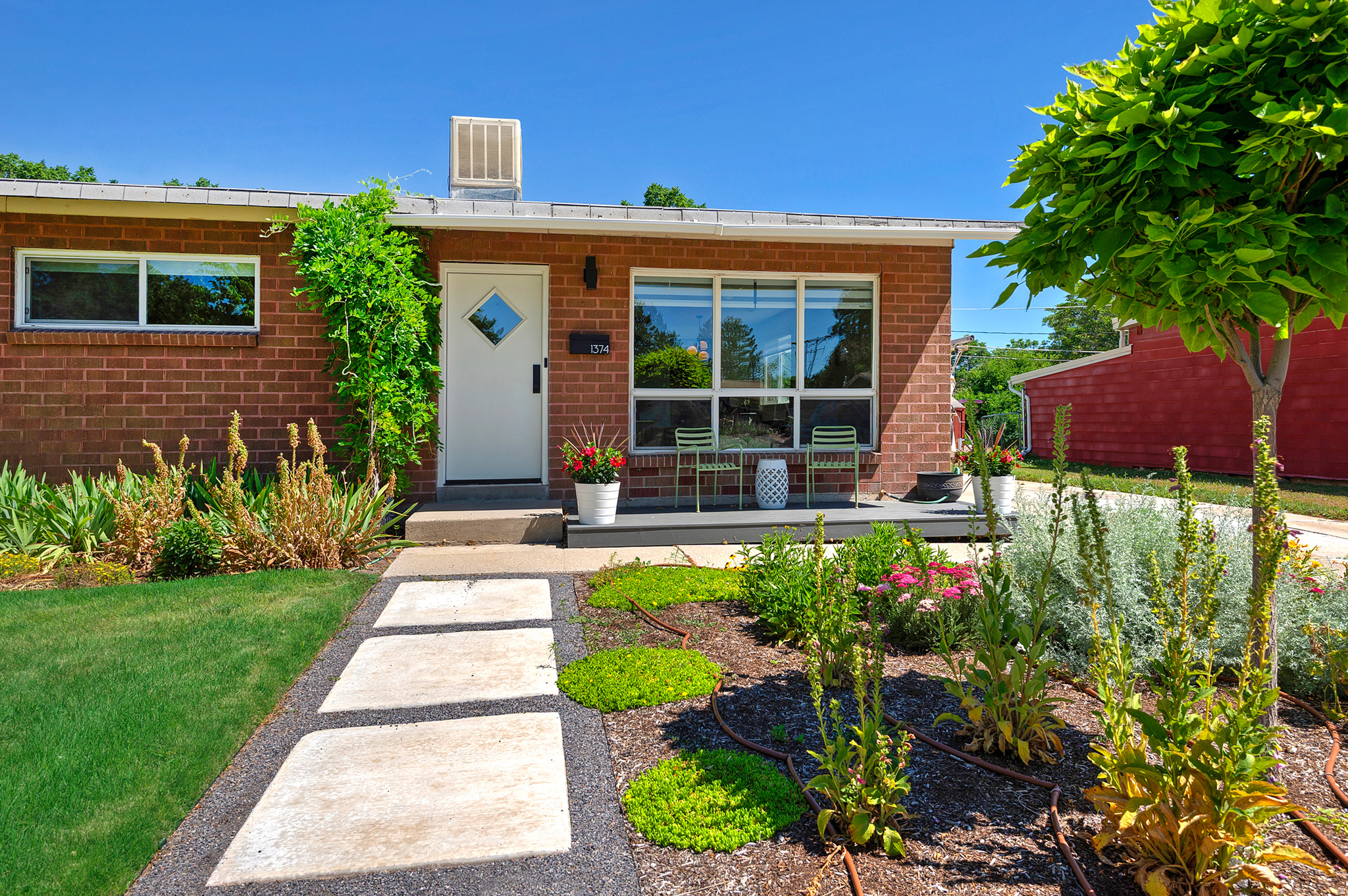 1374 W DUPONT AVE