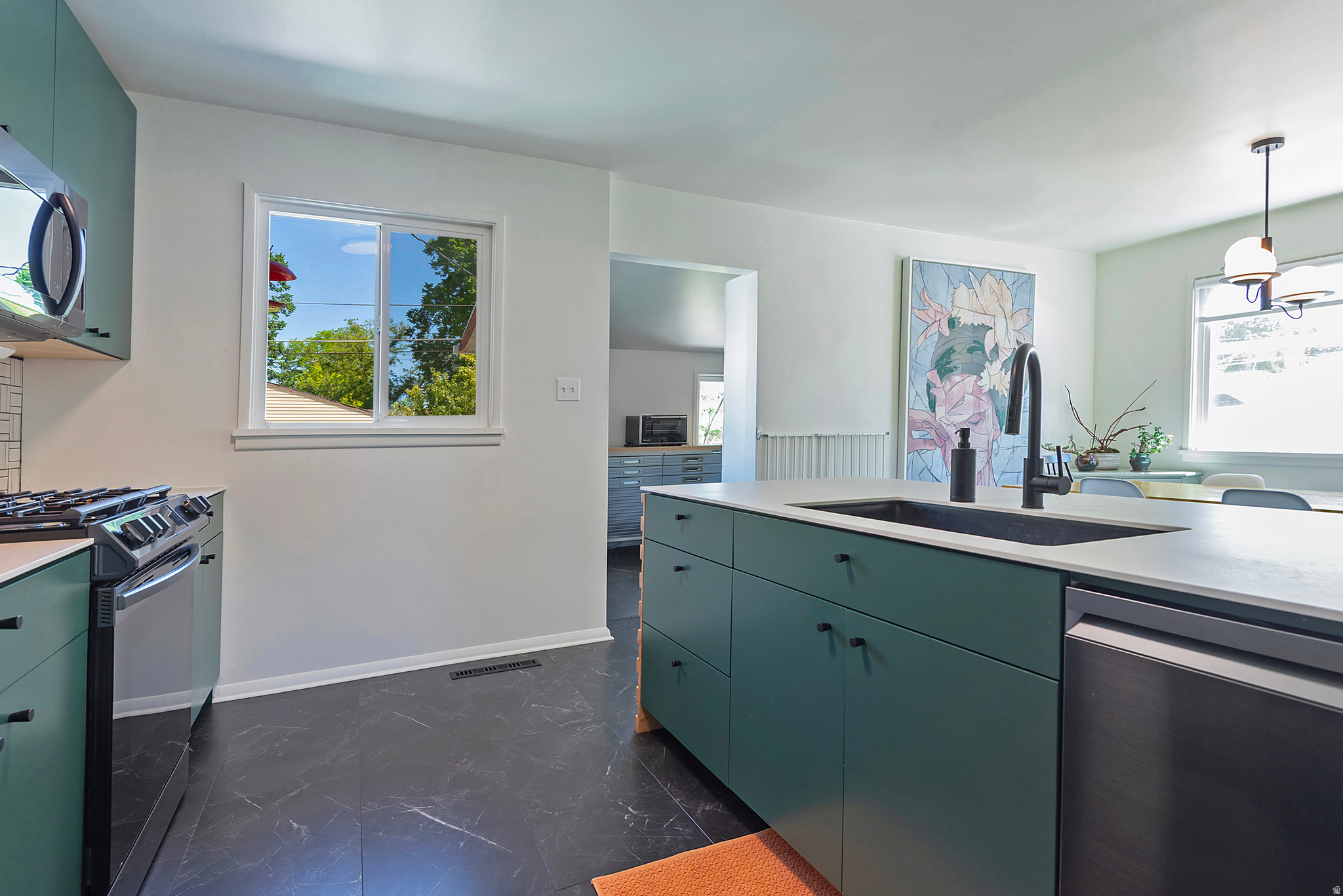 1374 W DUPONT AVE