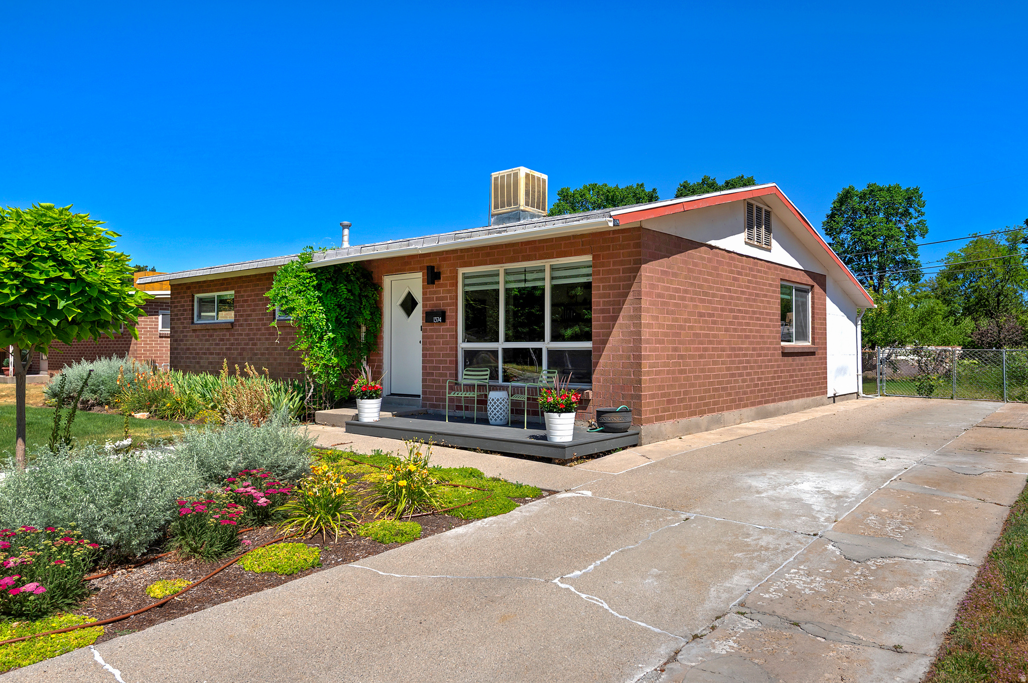 1374 W DUPONT AVE