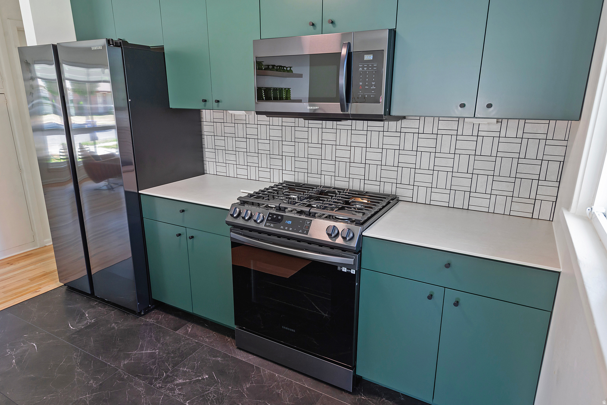 1374 W DUPONT AVE