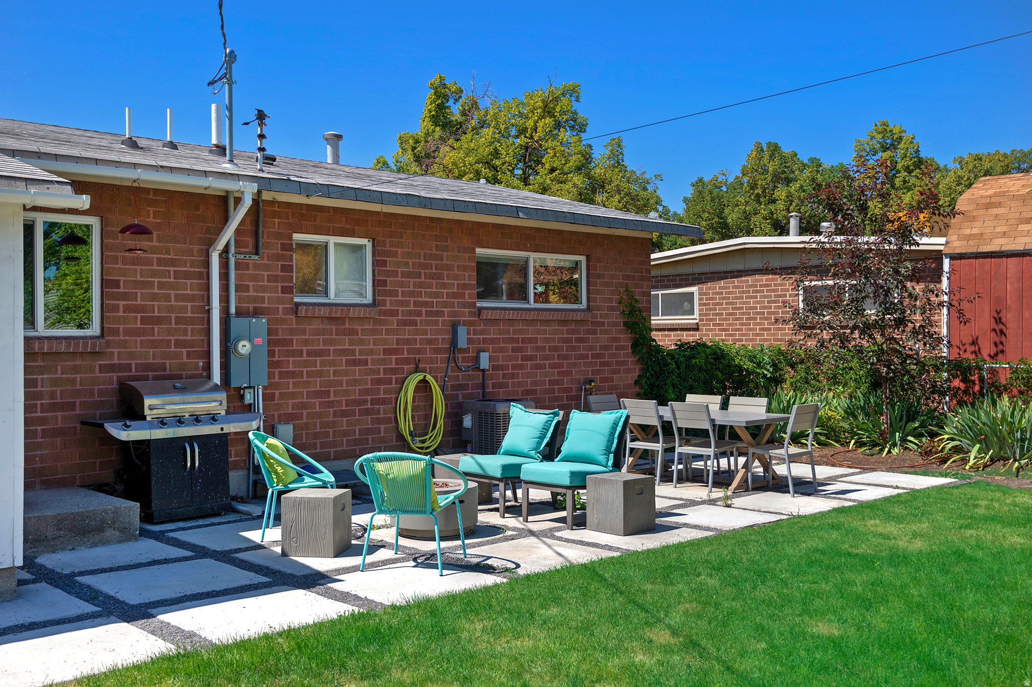 1374 W DUPONT AVE