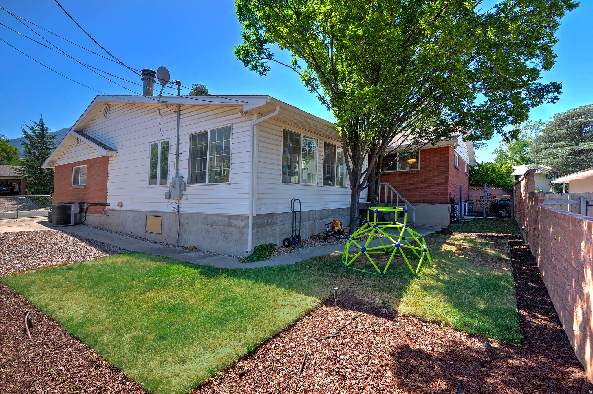 2431 E SUNDOWN AVE