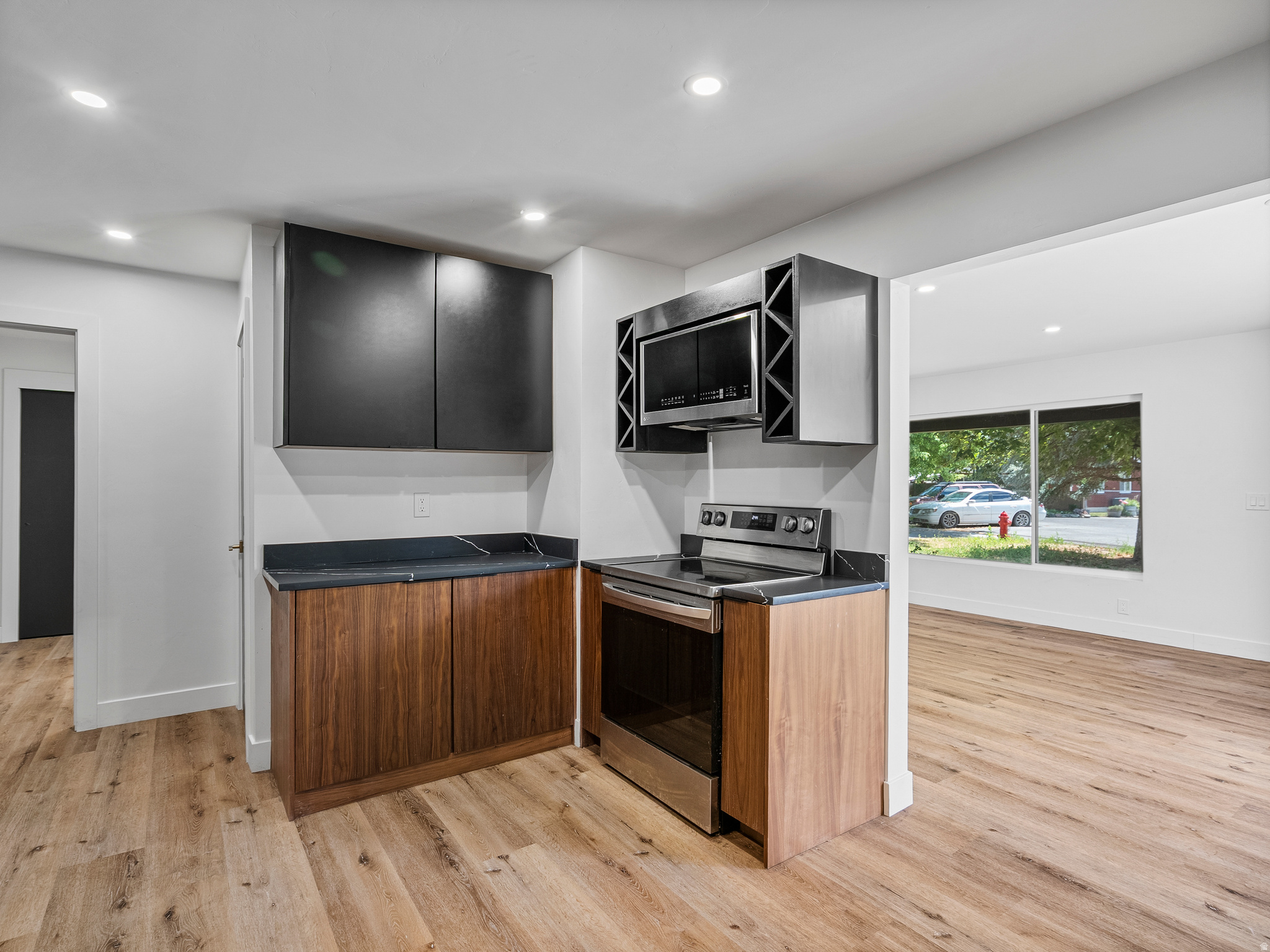 659 E RIVIERA CIR