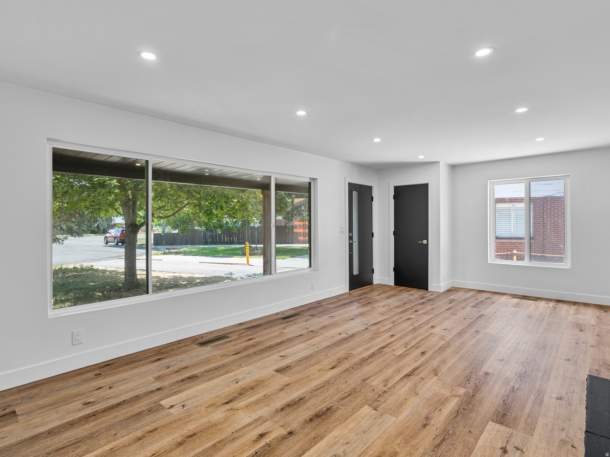 659 E RIVIERA CIR