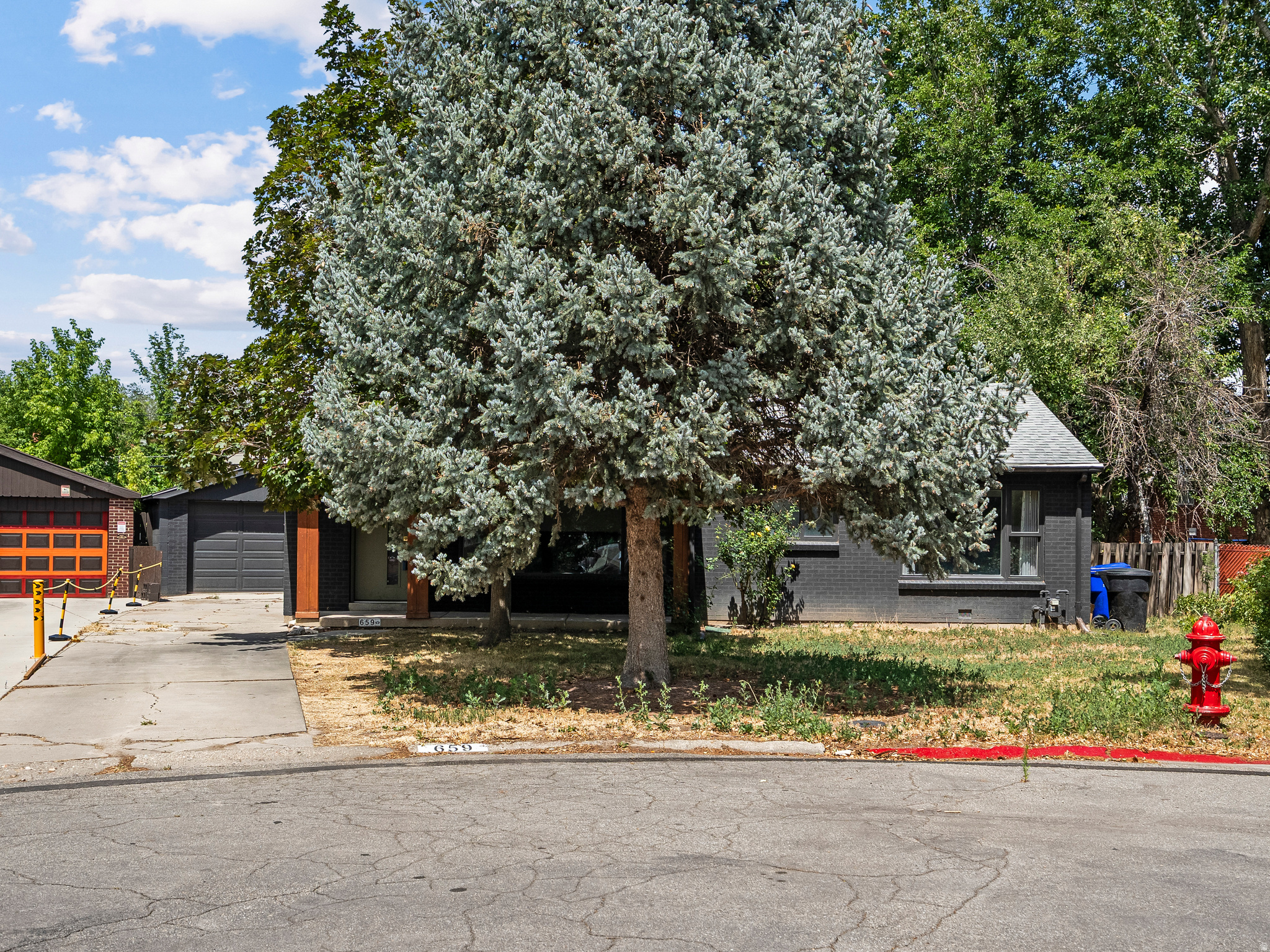 659 E RIVIERA CIR