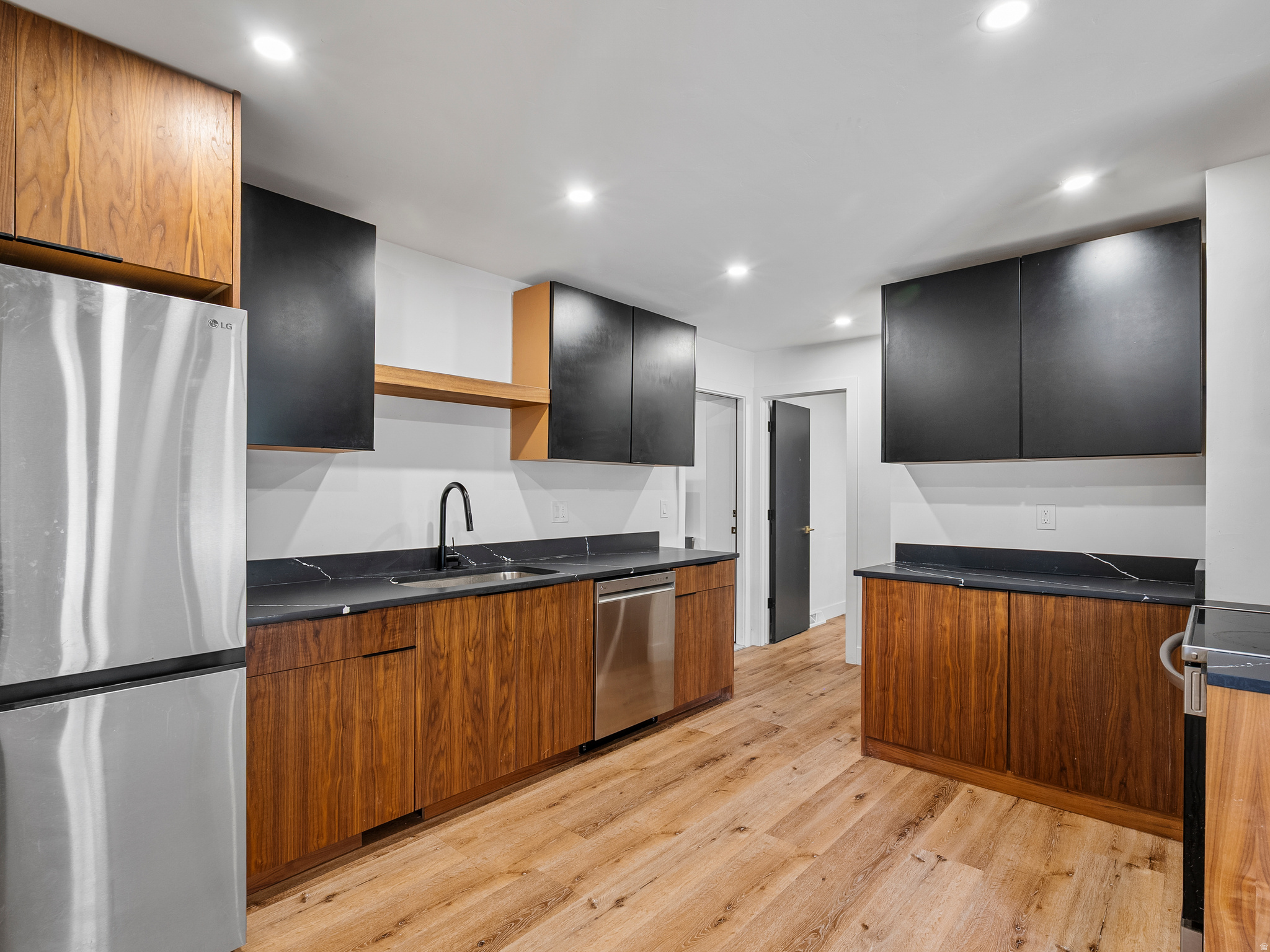 659 E RIVIERA CIR
