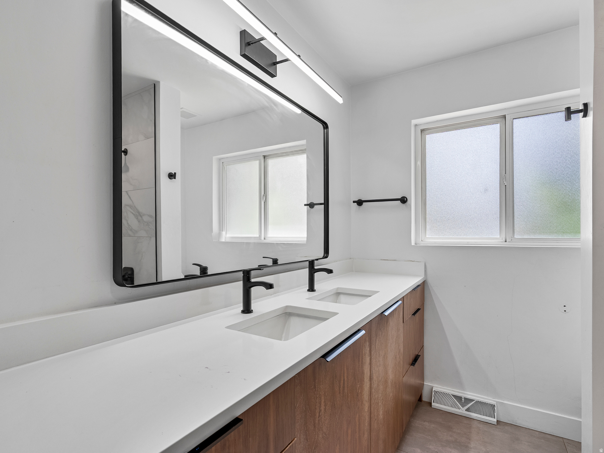 659 E RIVIERA CIR