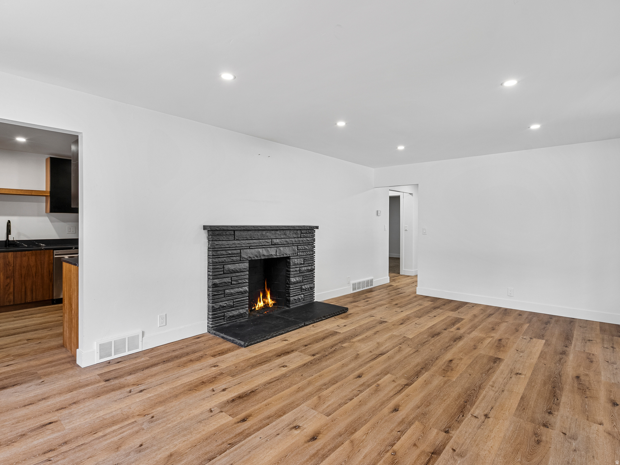 659 E RIVIERA CIR