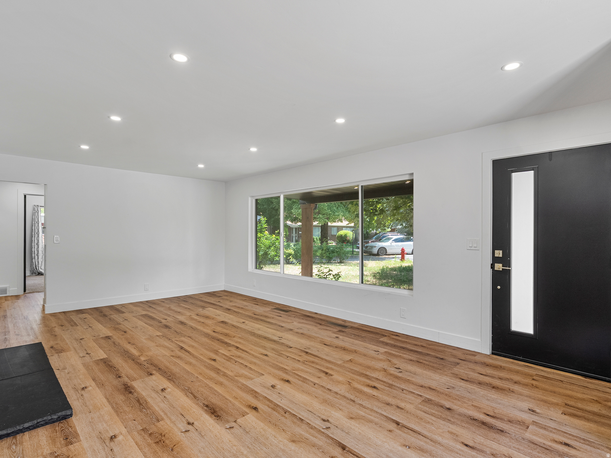 659 E RIVIERA CIR