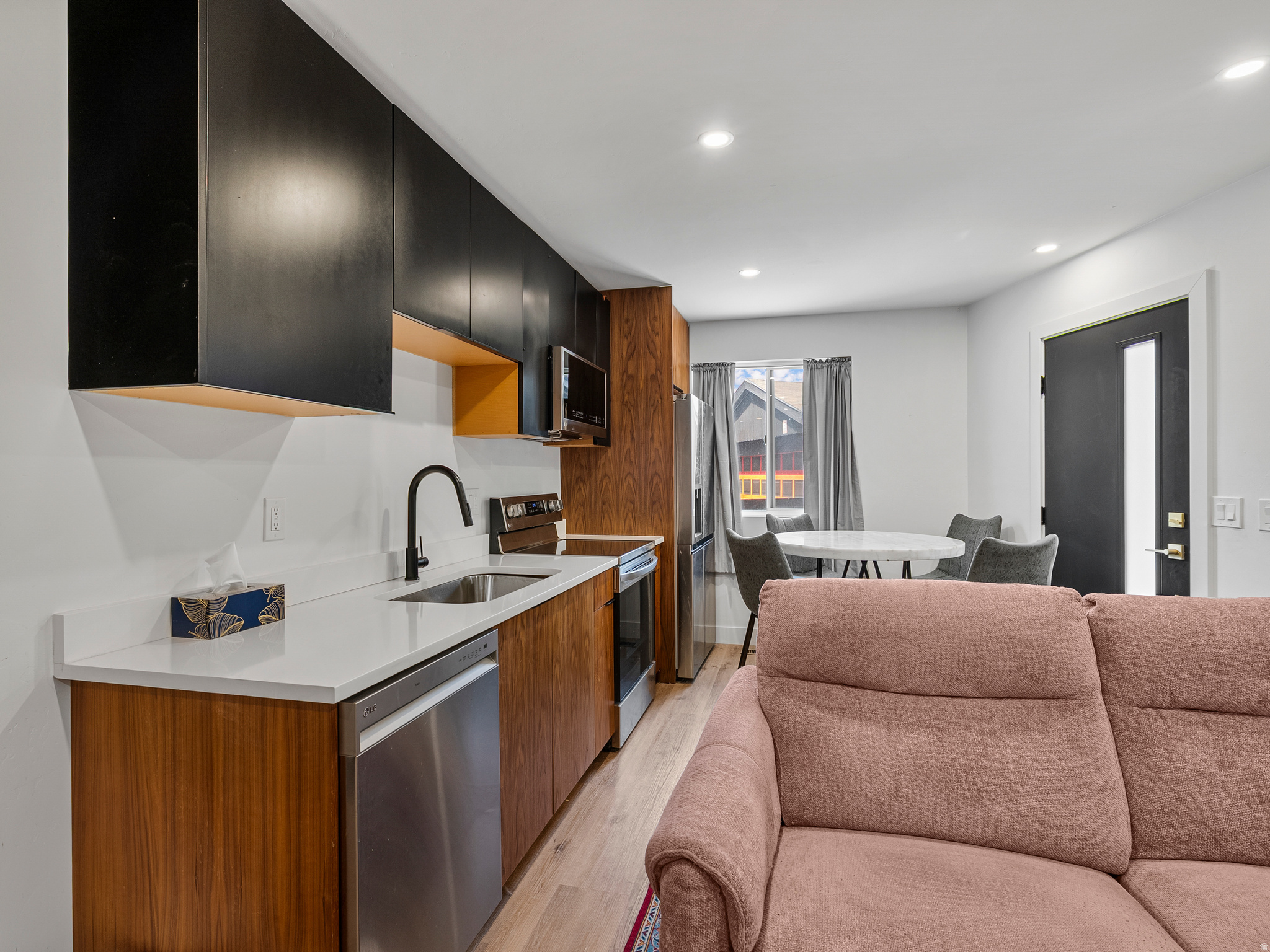 659 E RIVIERA CIR