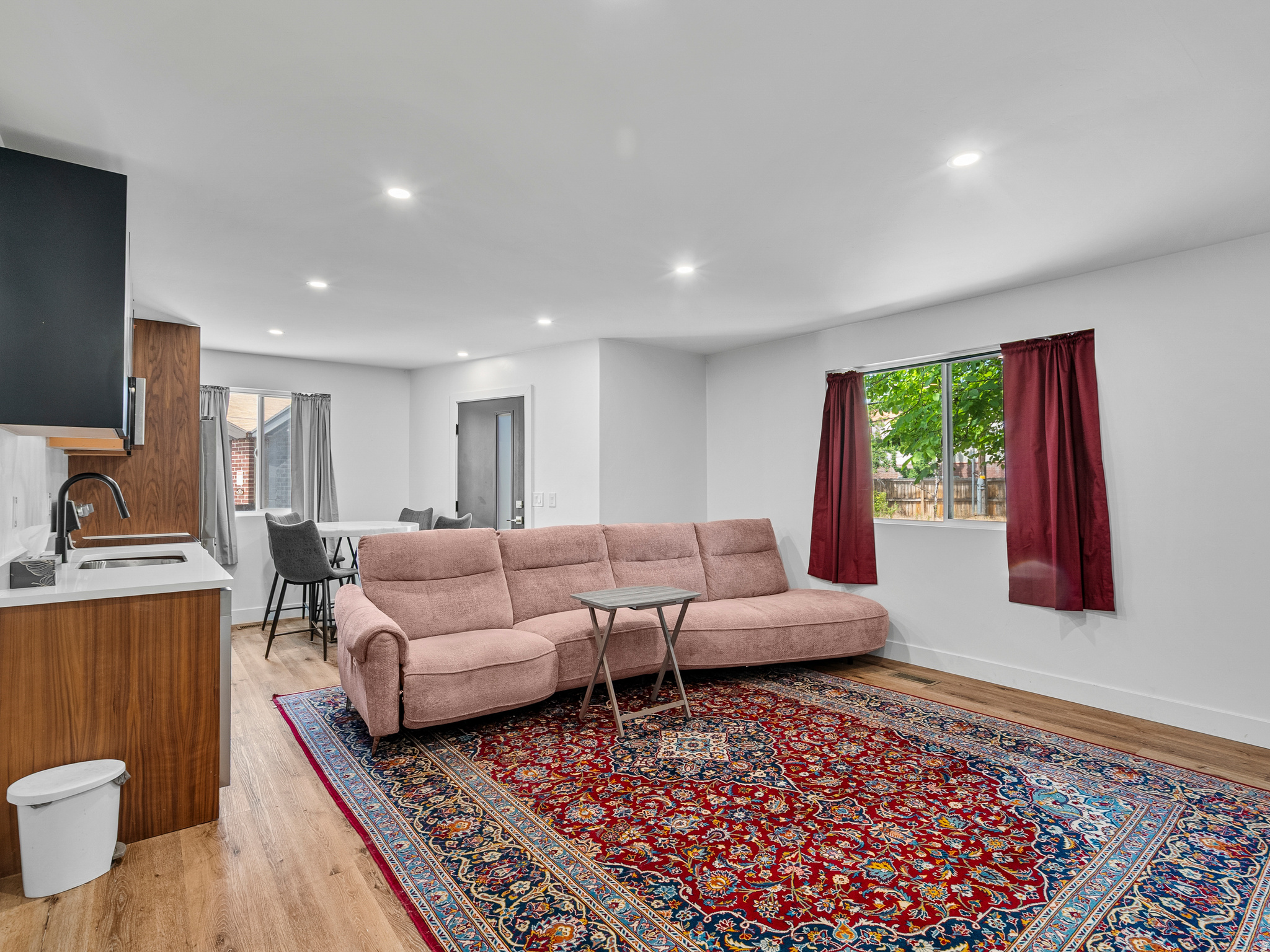 659 E RIVIERA CIR