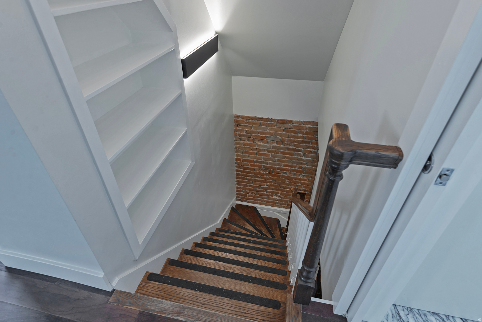 374 N F ST