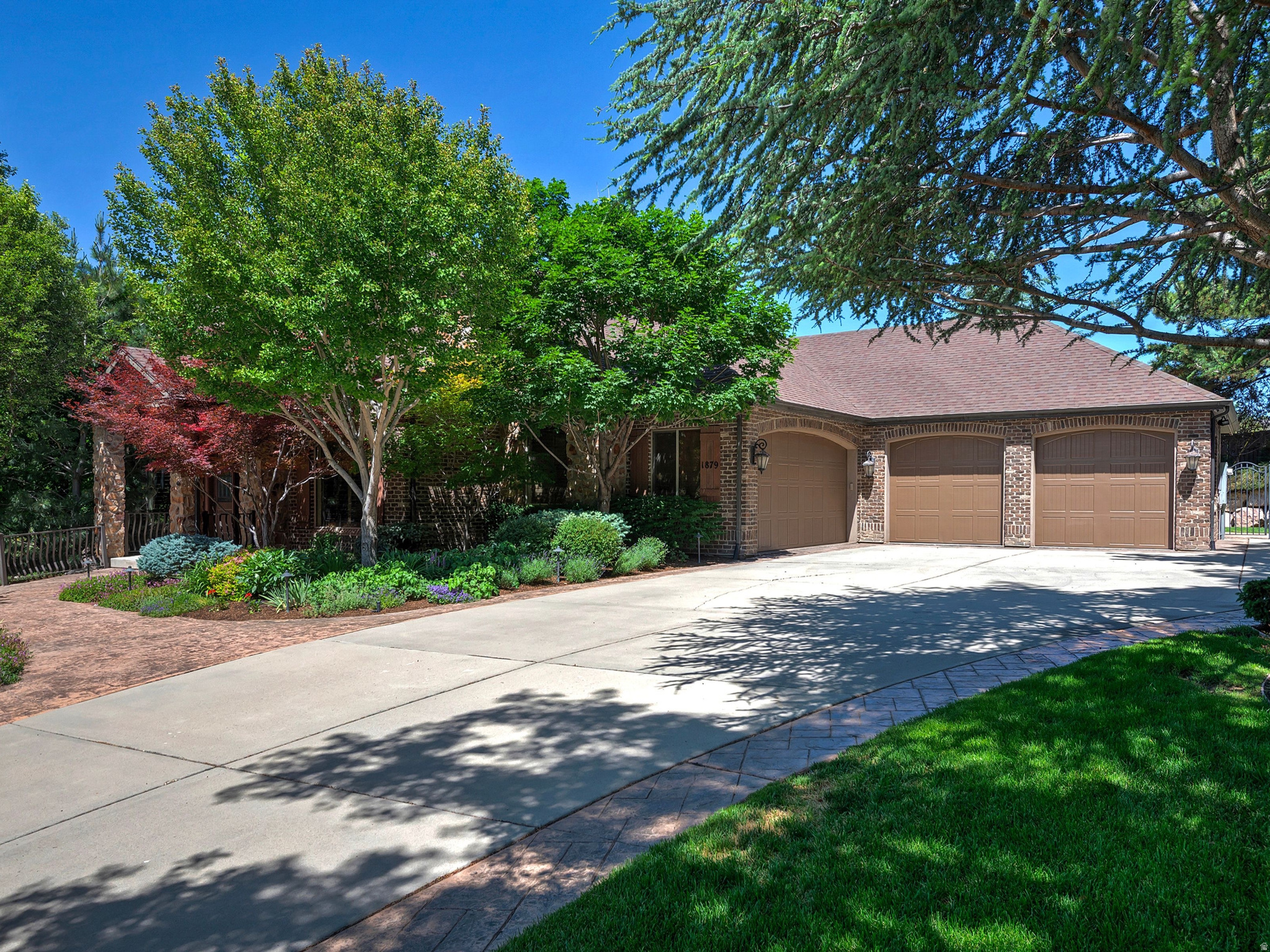 1879 E LONGVIEW DR