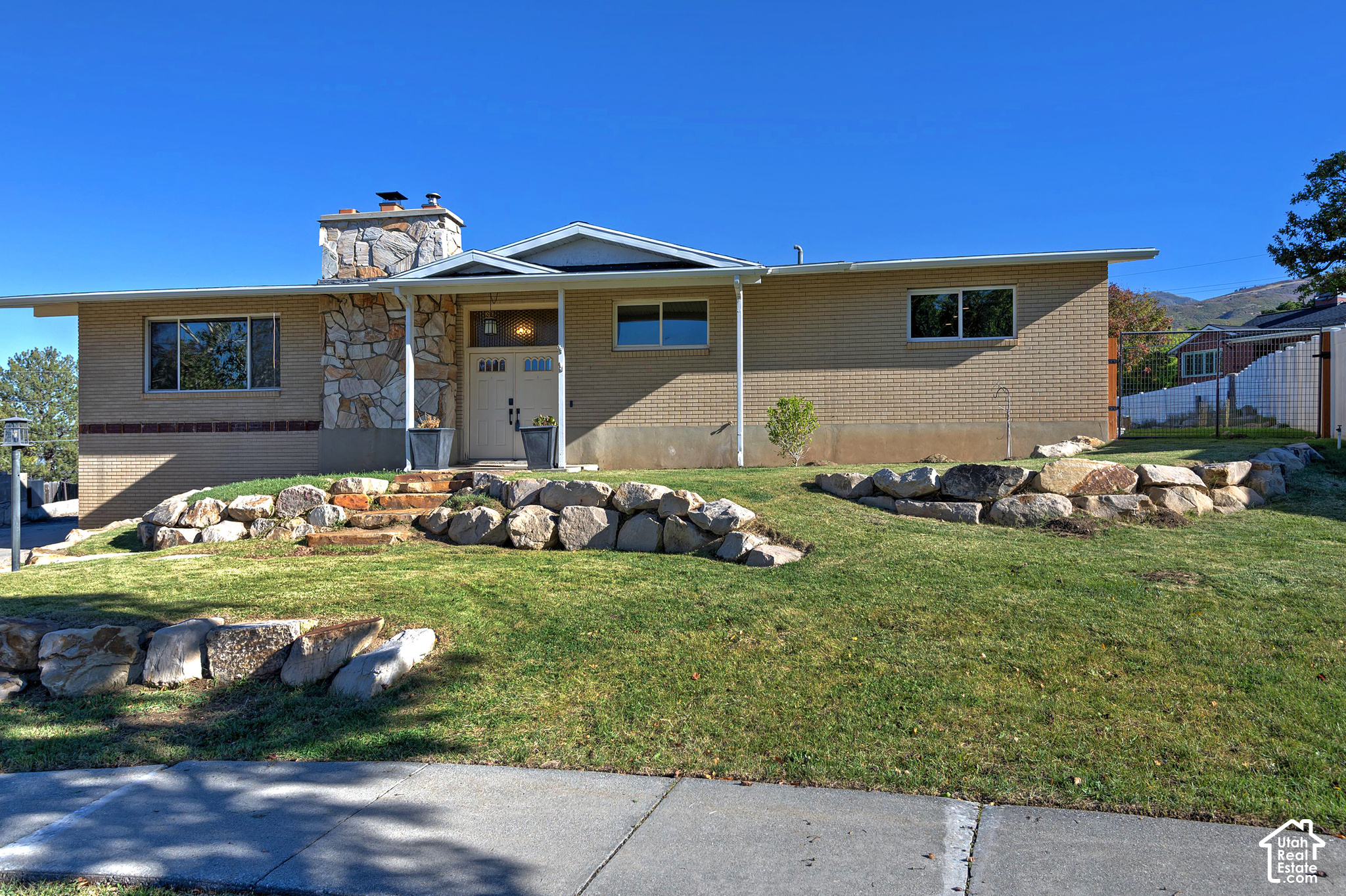 1059 E ARLINGTON WAY