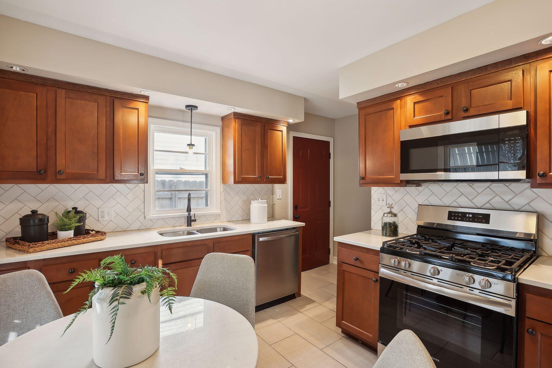 3540 Thomas Avenue N