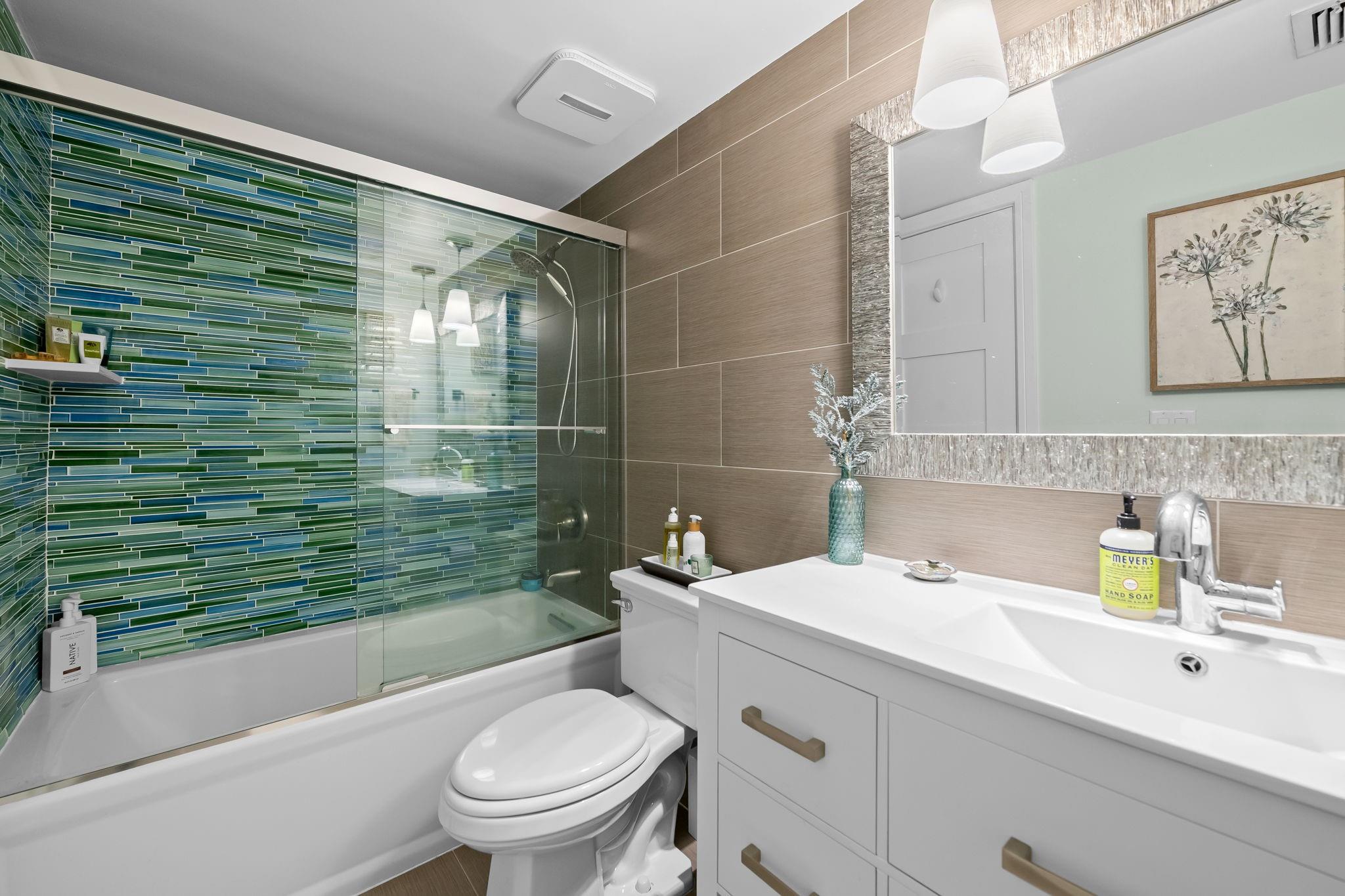 1051 Hillsboro Mile 308E