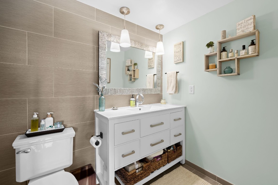 1051 Hillsboro Mile 308E