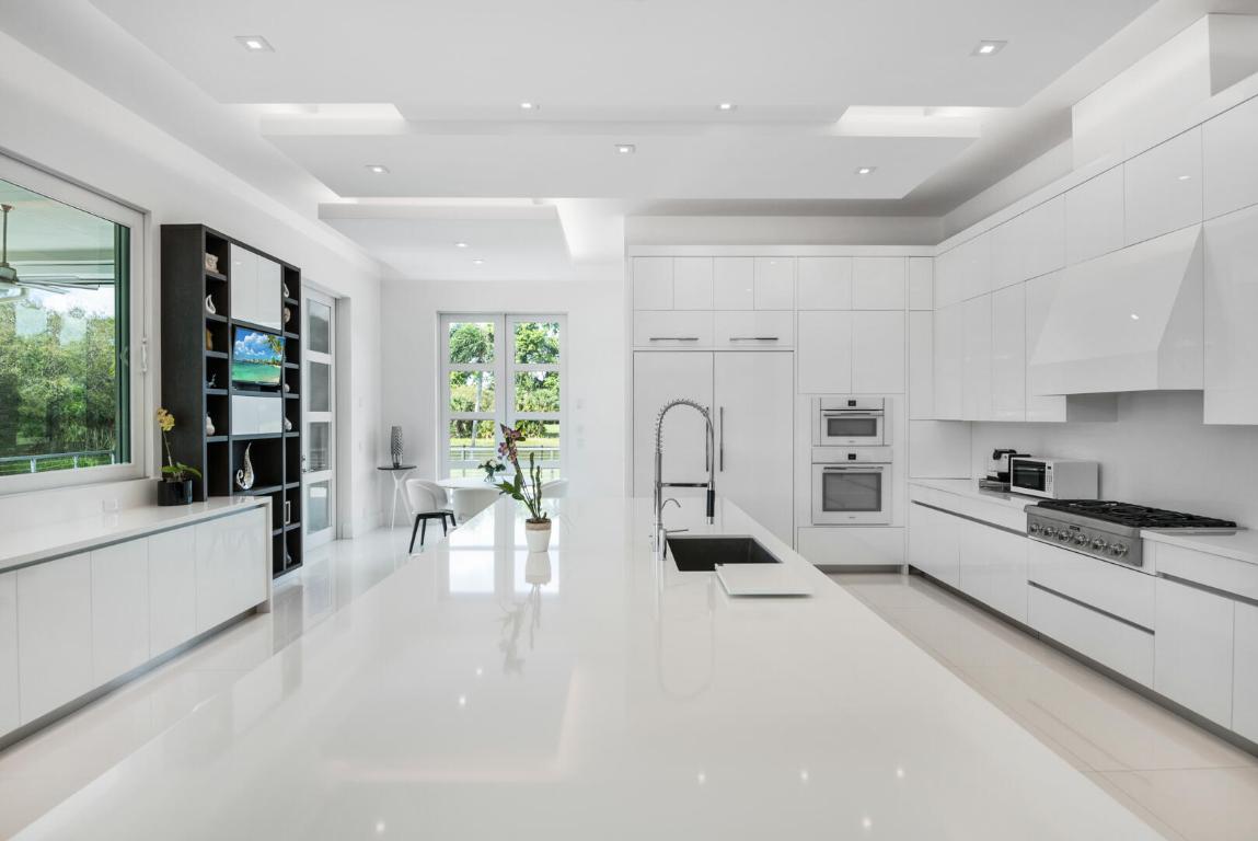 17106 Avenue Le Rivage