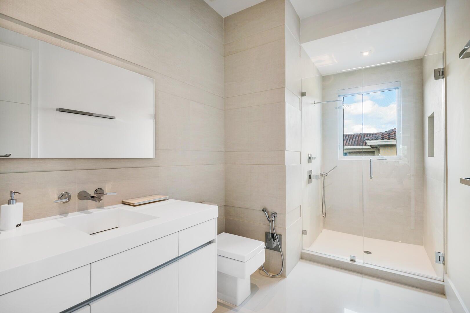 17106 Avenue Le Rivage