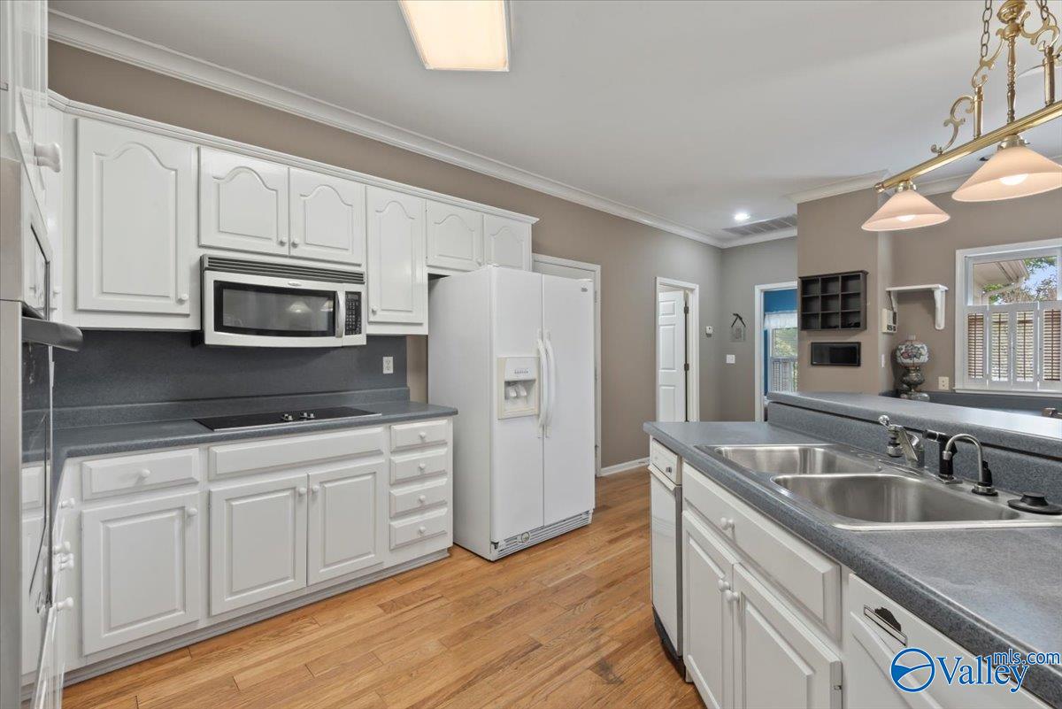 1559 Lakeview Drive NW