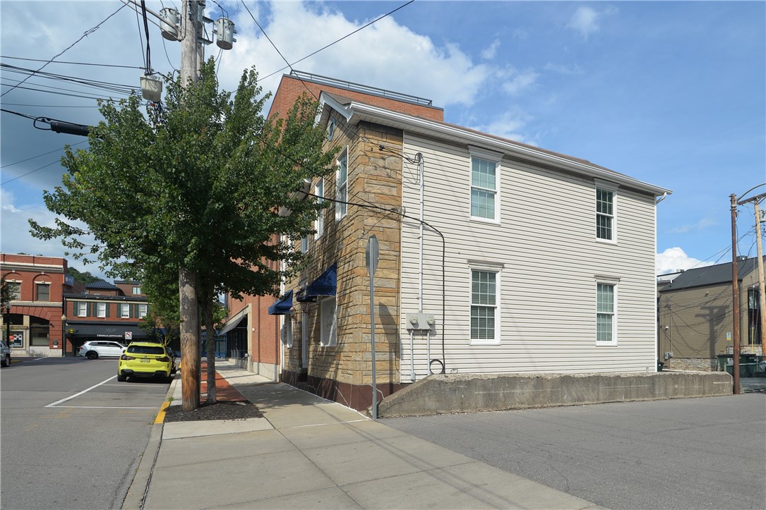 438 Walnut St
