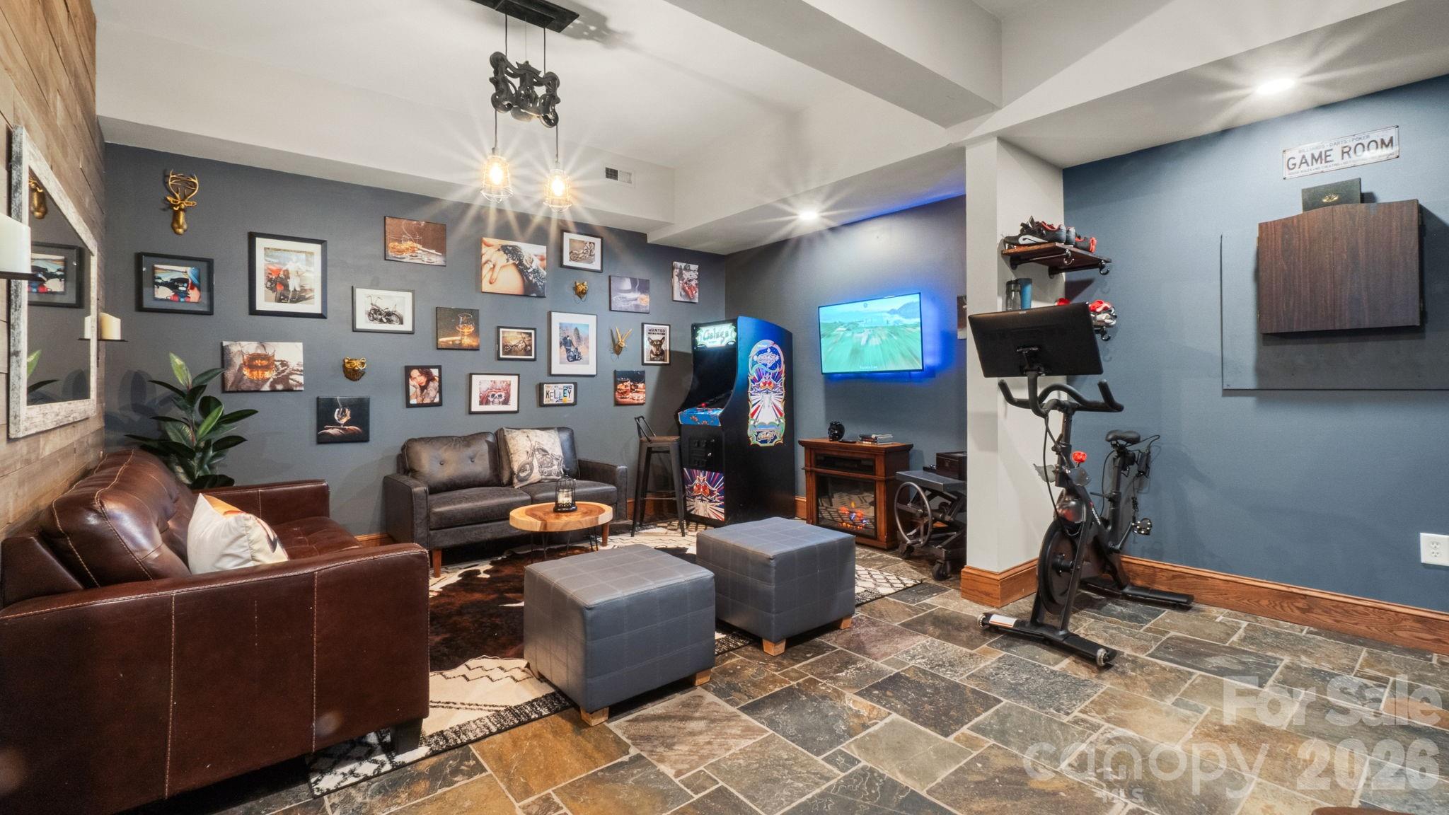 907 Dericks Crossing