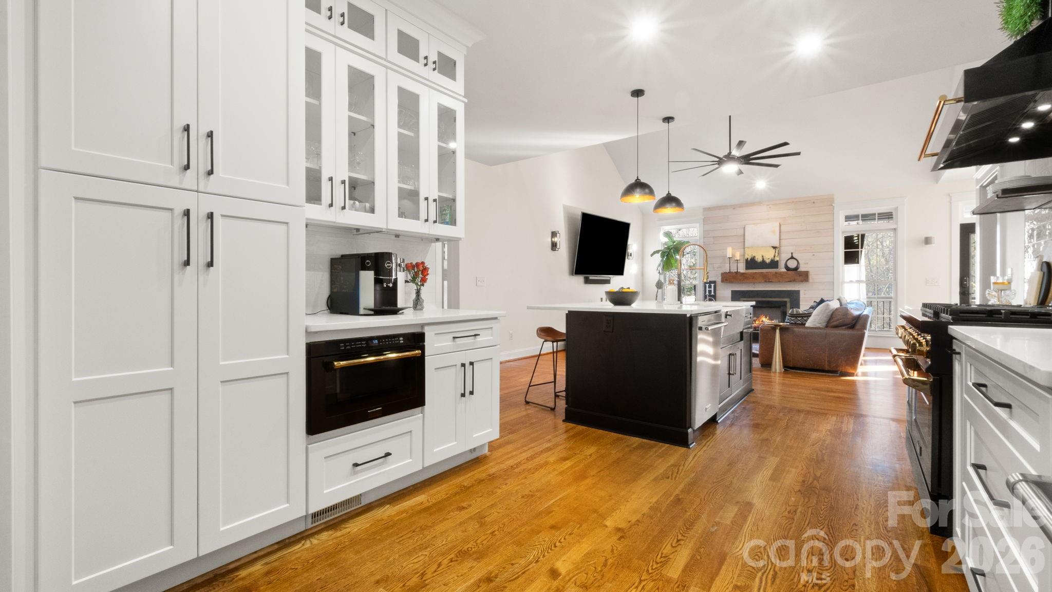 907 Dericks Crossing