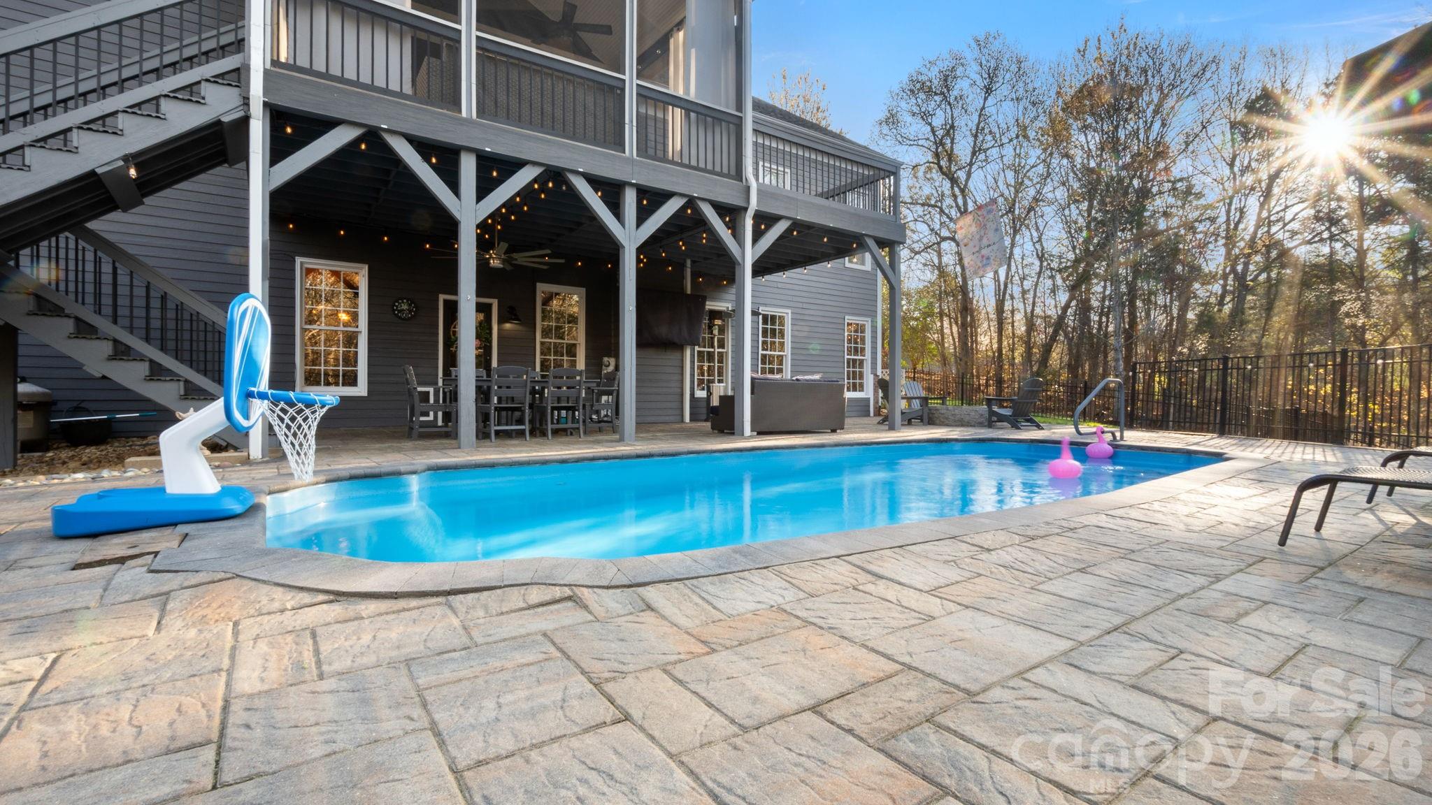 907 Dericks Crossing