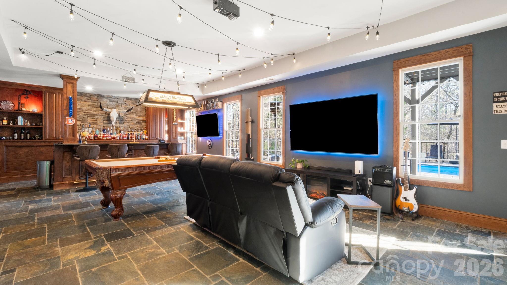 907 Dericks Crossing