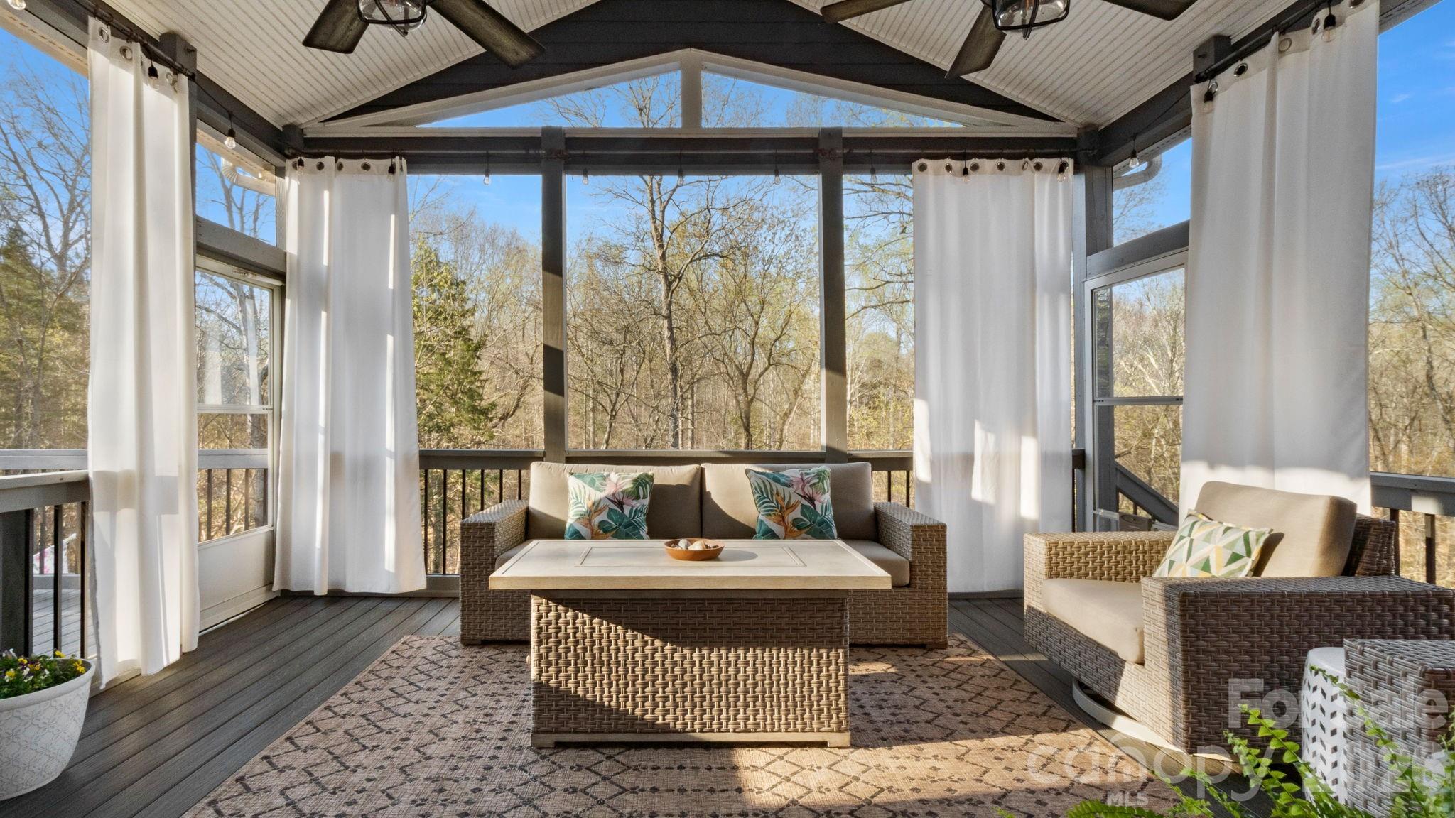 907 Dericks Crossing