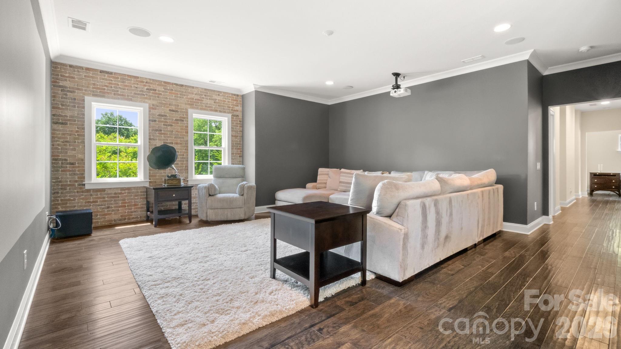 1924 Plaza End Trace