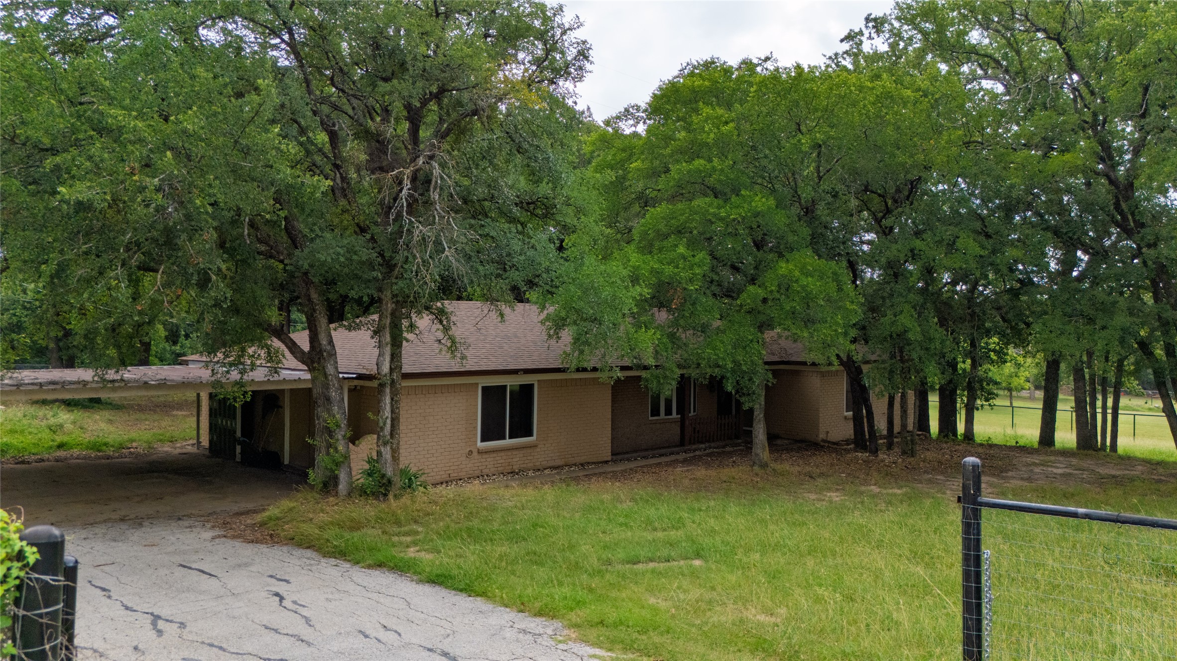 1517 Oakridge Court W