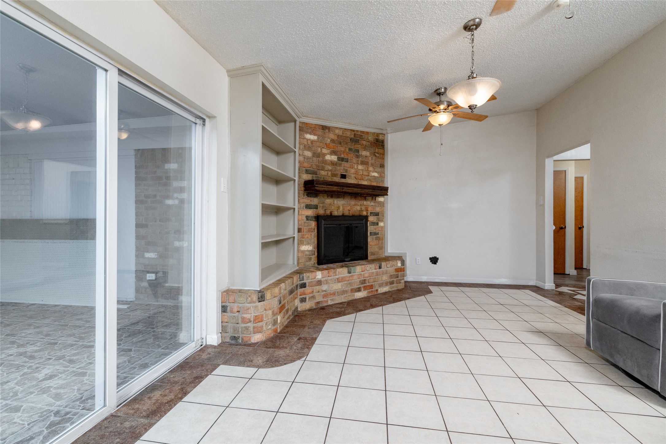 1517 Oakridge Court W