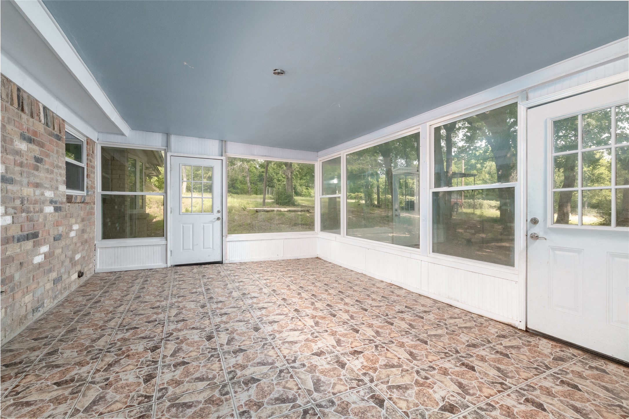 1517 Oakridge Court W