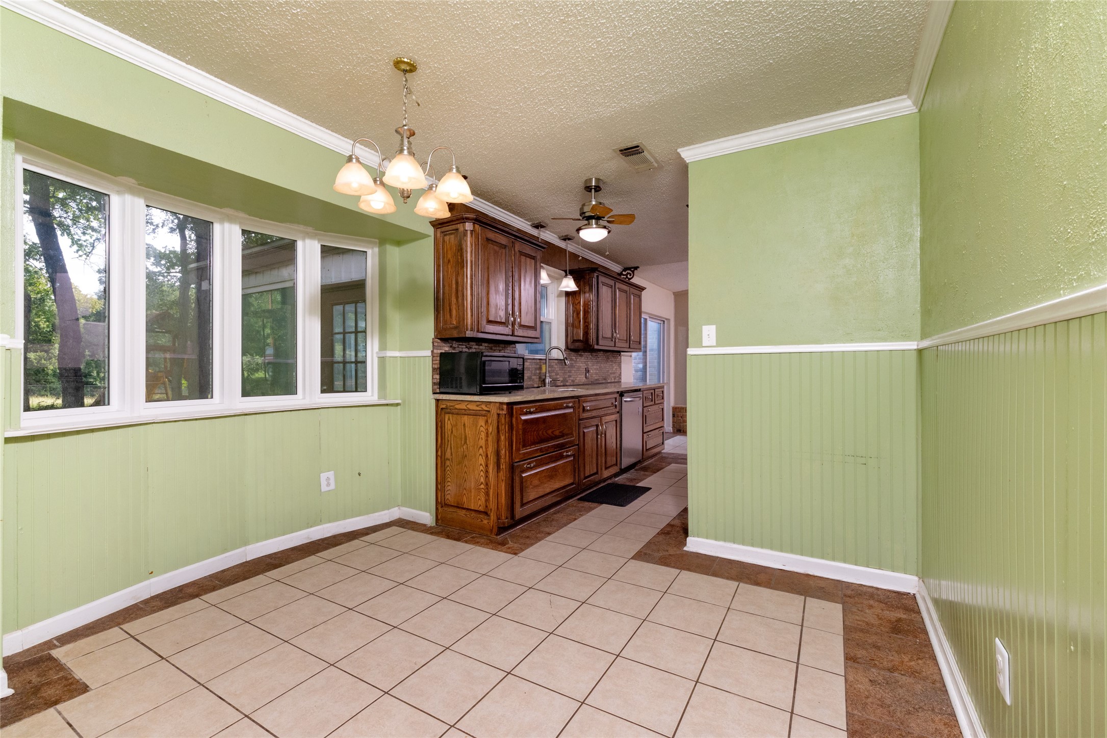 1517 Oakridge Court W