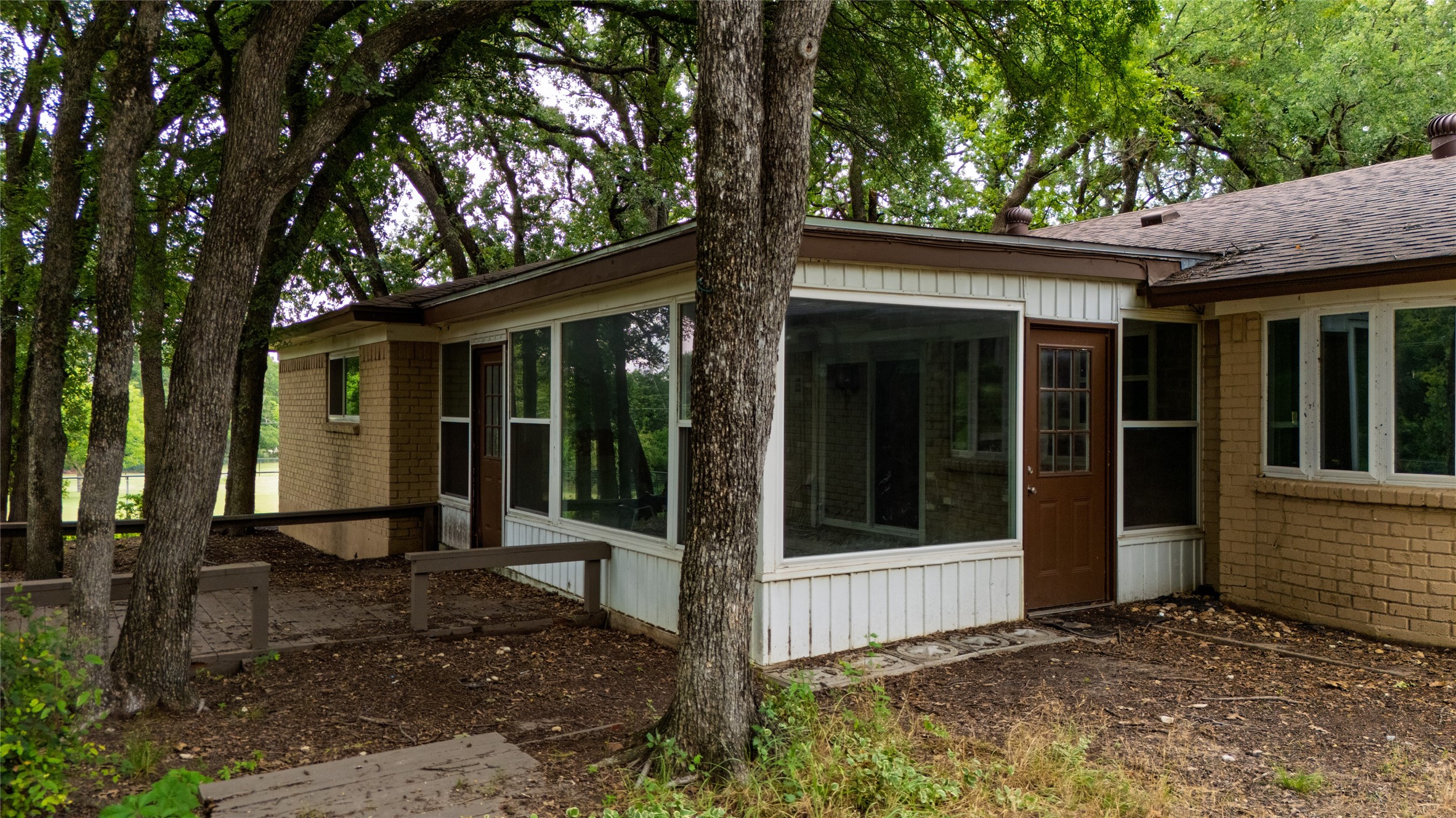 1517 Oakridge Court W