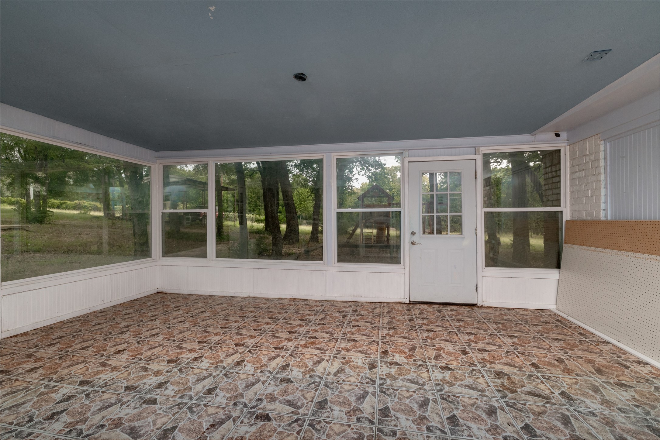 1517 Oakridge Court W