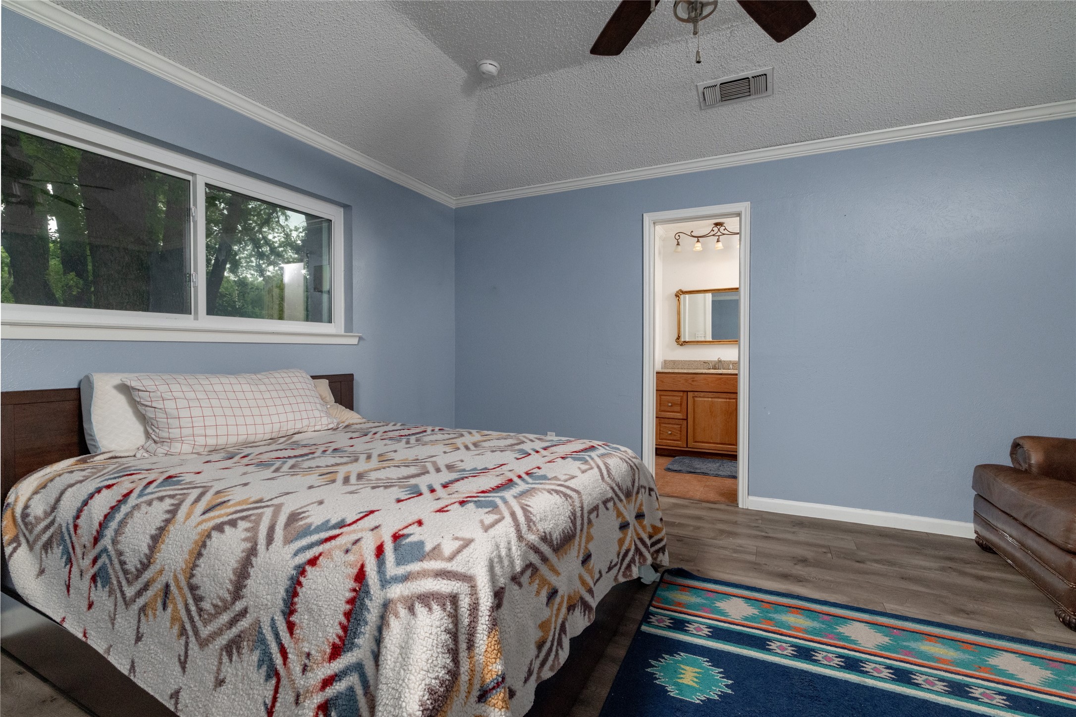 1517 Oakridge Court W