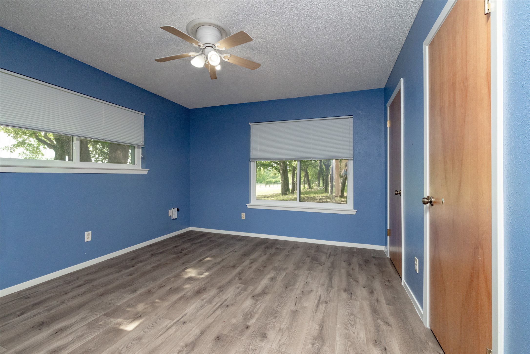 1517 Oakridge Court W