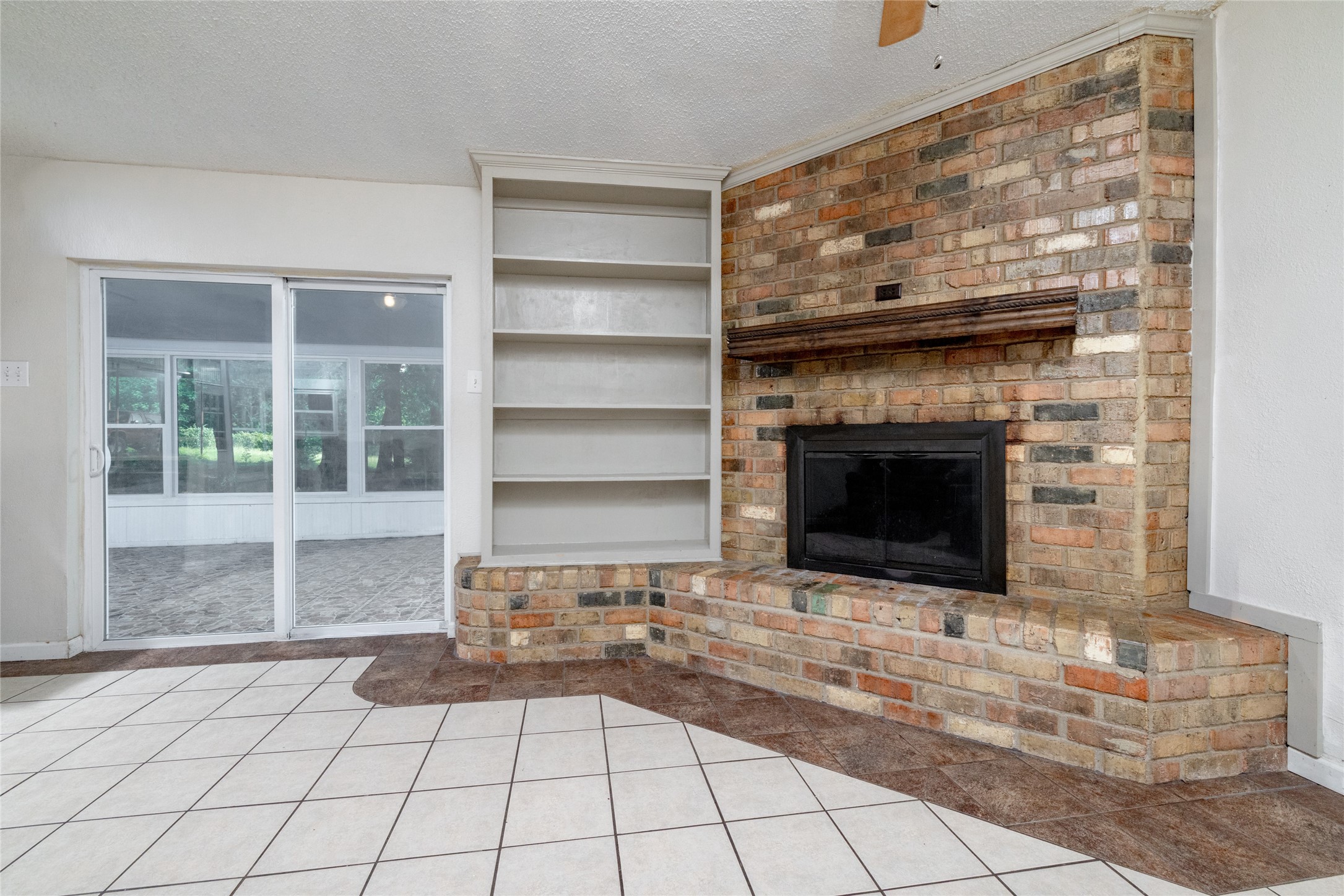 1517 Oakridge Court W