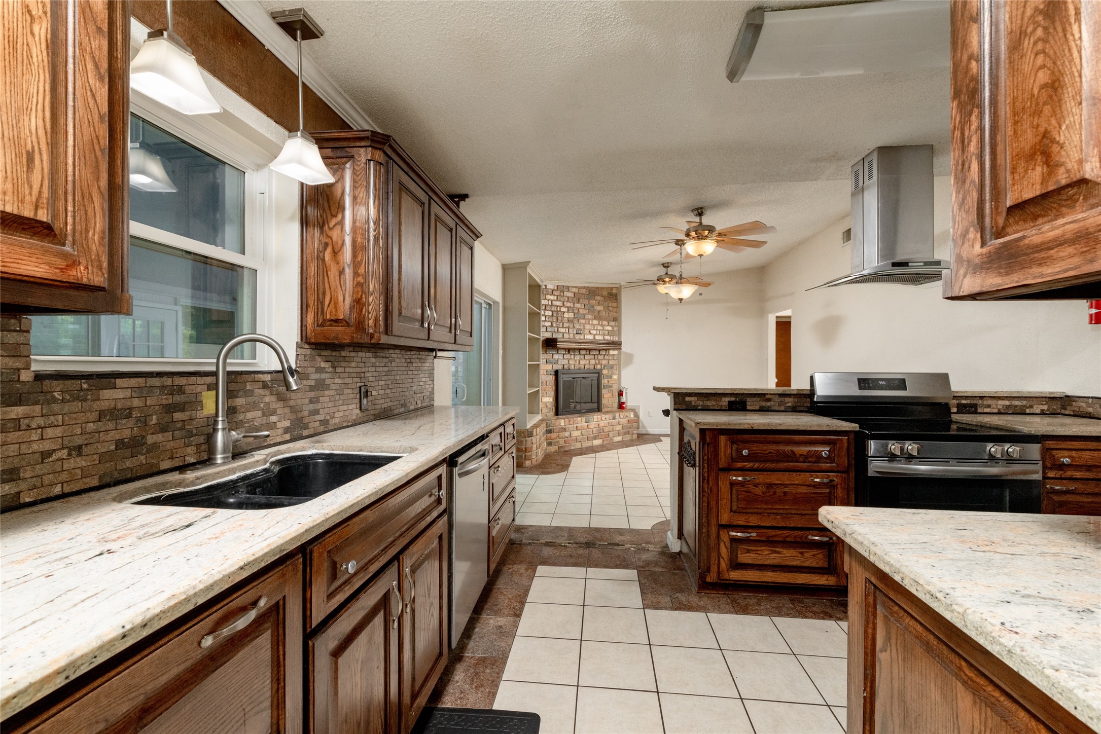 1517 Oakridge Court W