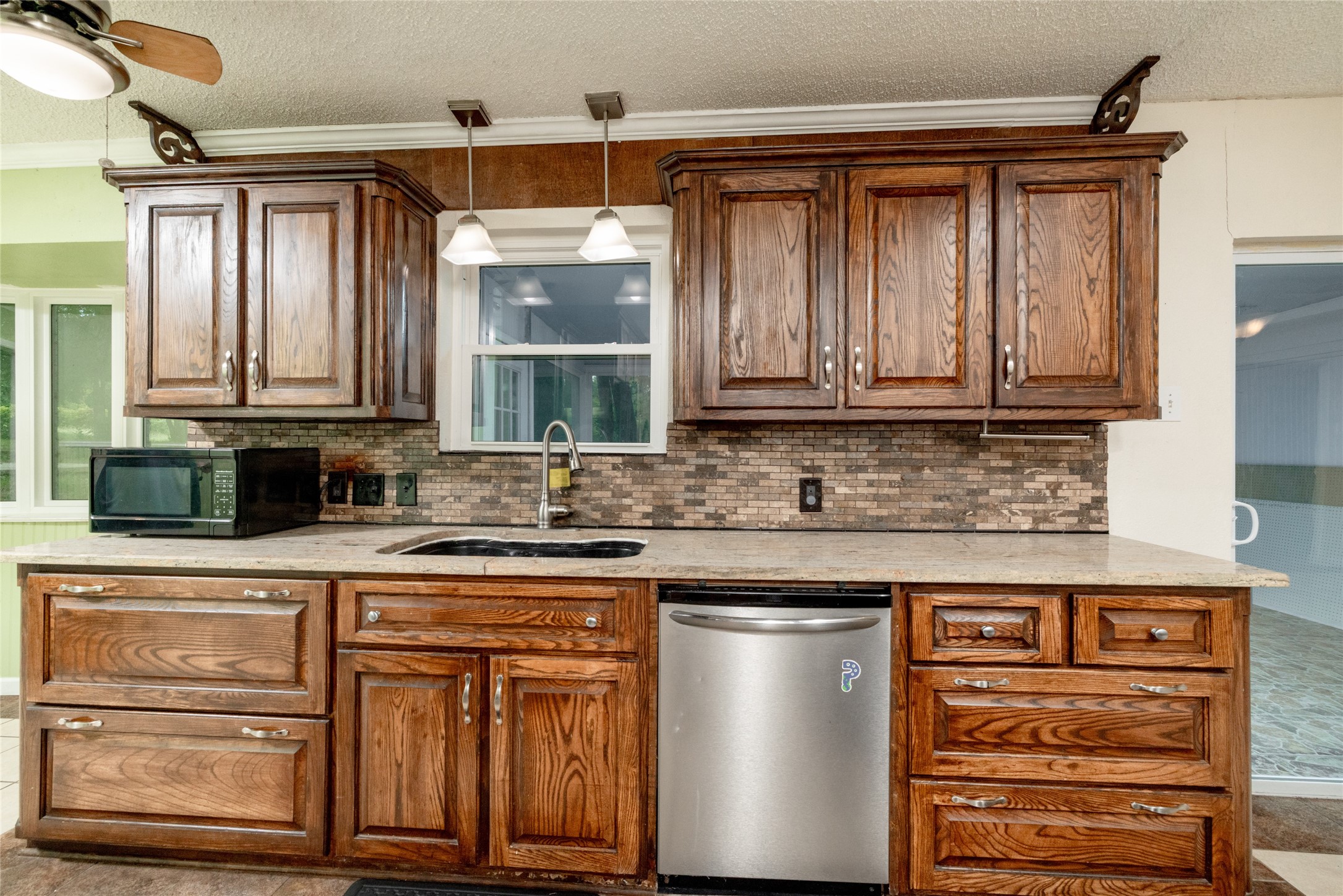 1517 Oakridge Court W