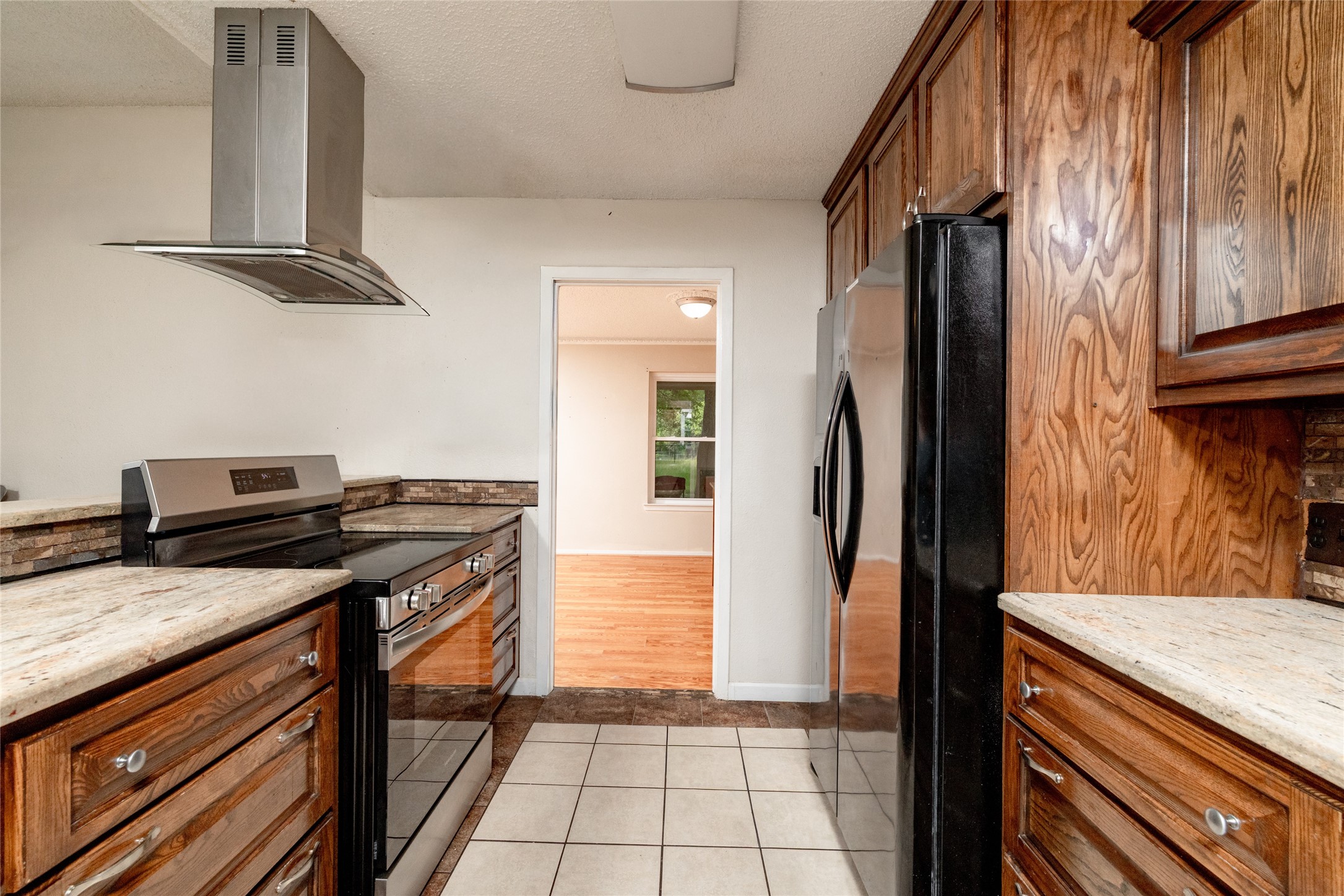 1517 Oakridge Court W