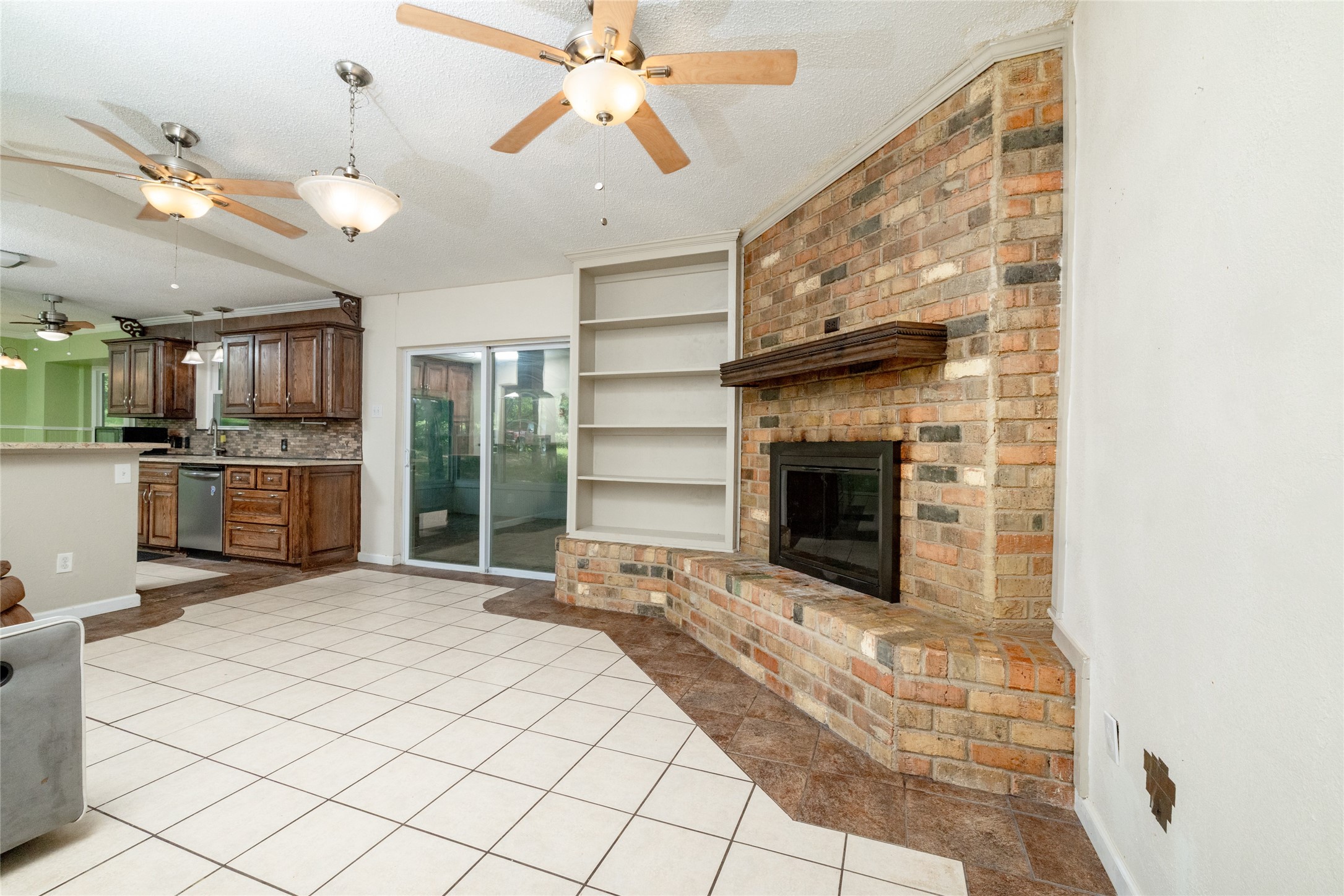1517 Oakridge Court W
