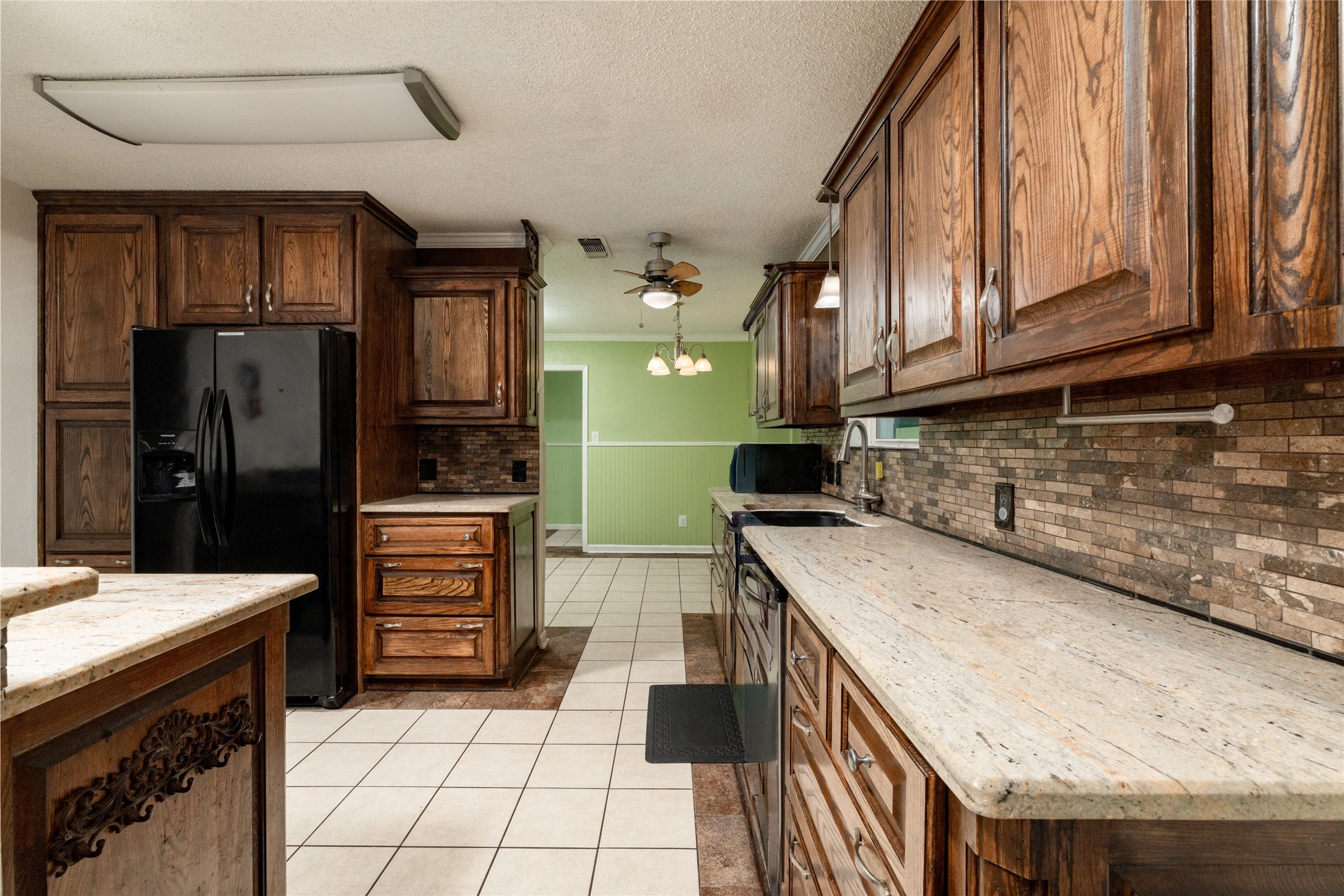 1517 Oakridge Court W