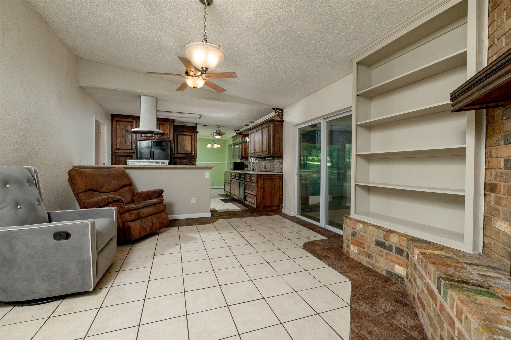 1517 Oakridge Court W