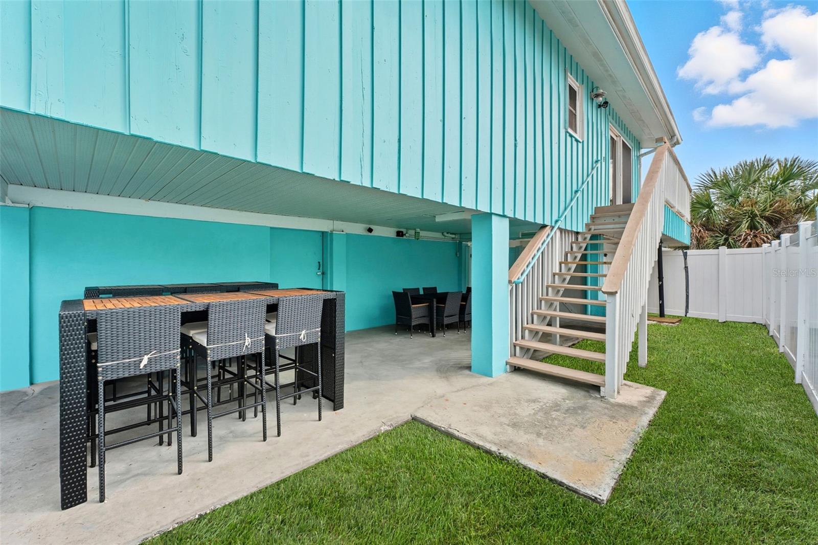 208 BATES AVE